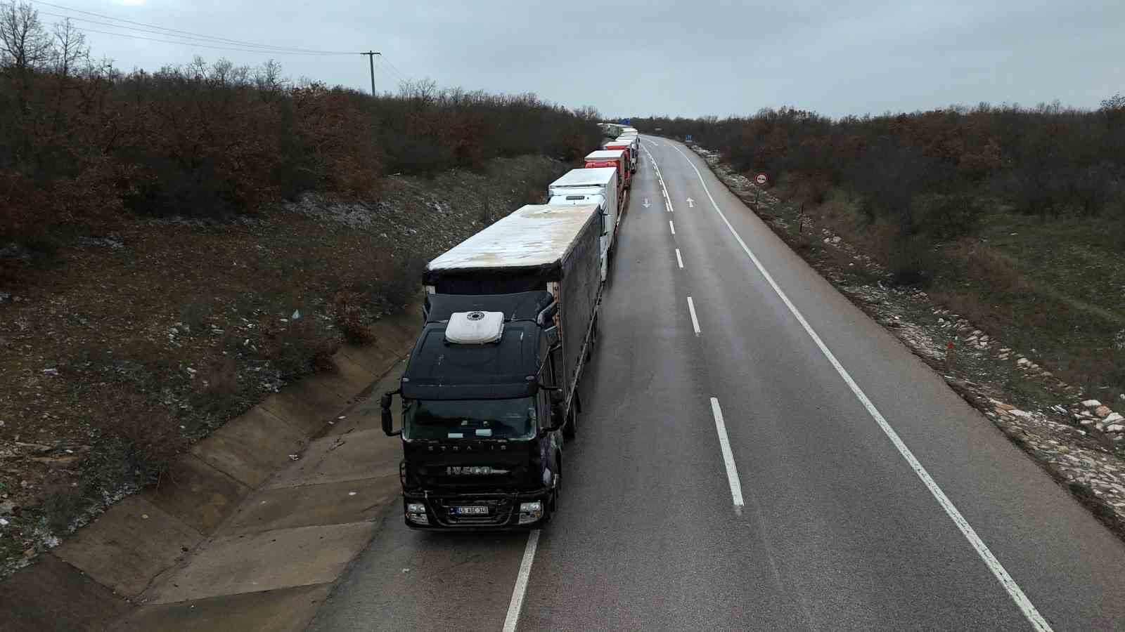 Edirne’de dondurucu soğukta kilometrelerce tır kuyruğu
