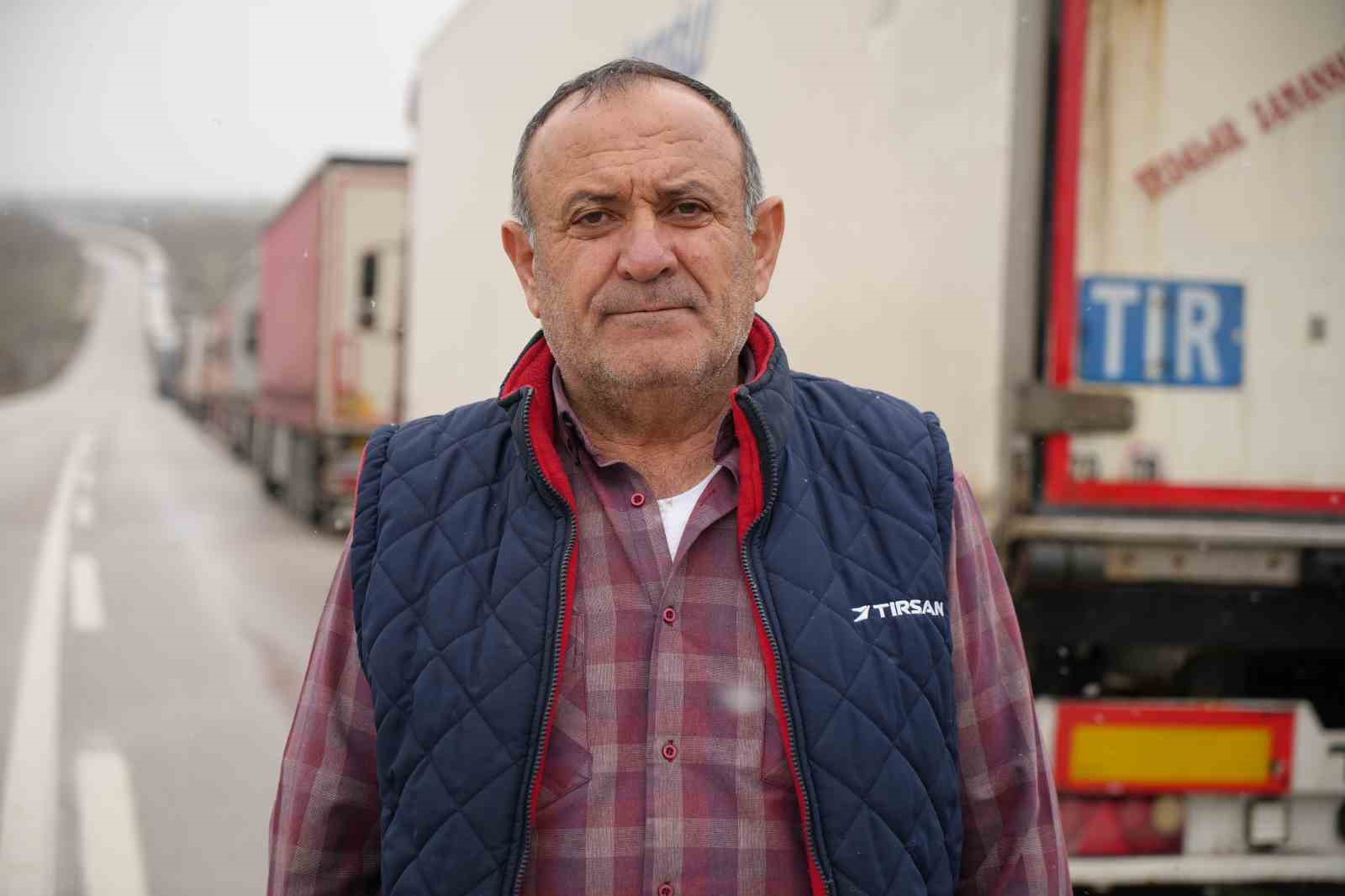 Edirne’de dondurucu soğukta kilometrelerce tır kuyruğu
