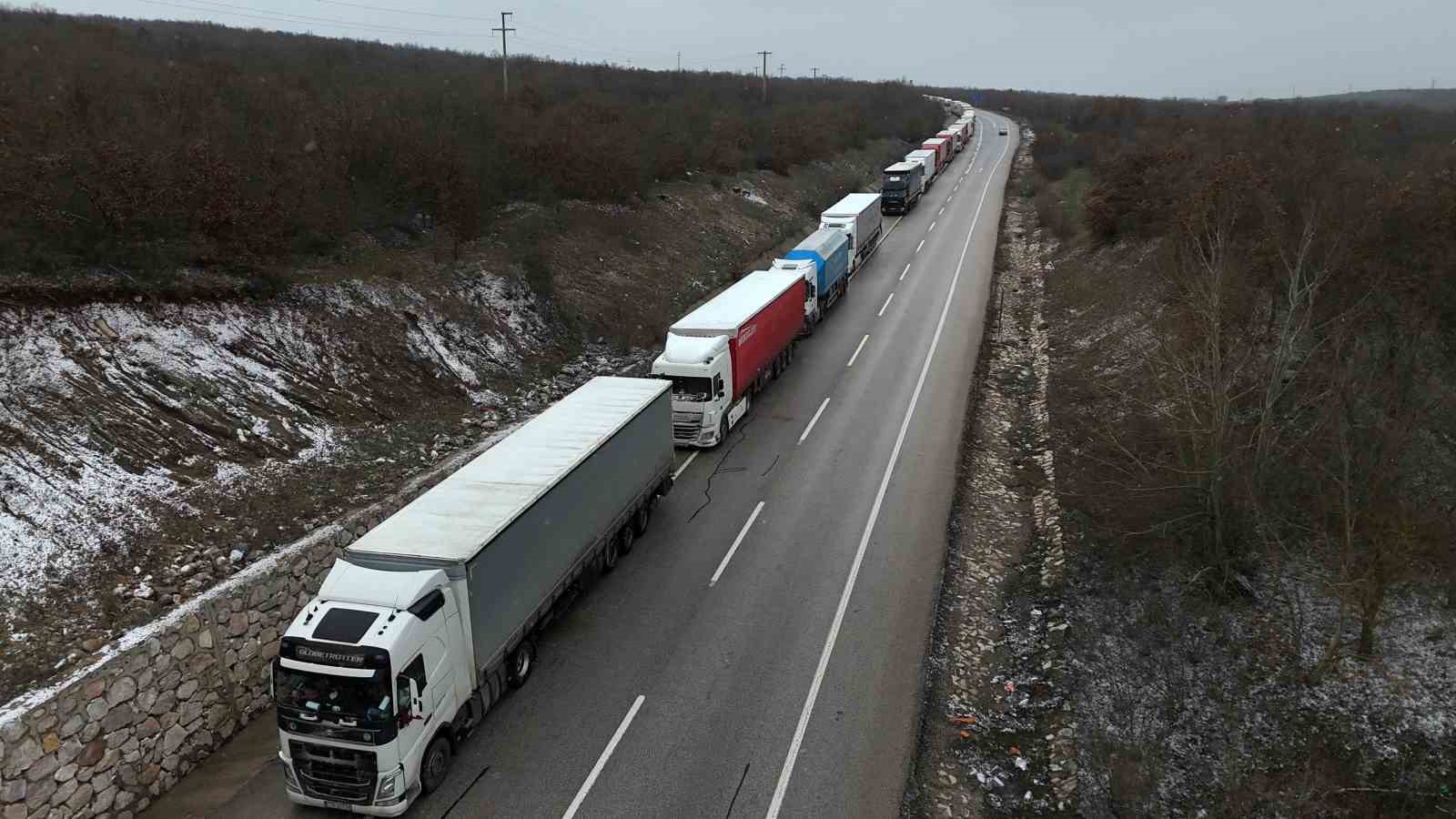 Edirne’de dondurucu soğukta kilometrelerce tır kuyruğu
