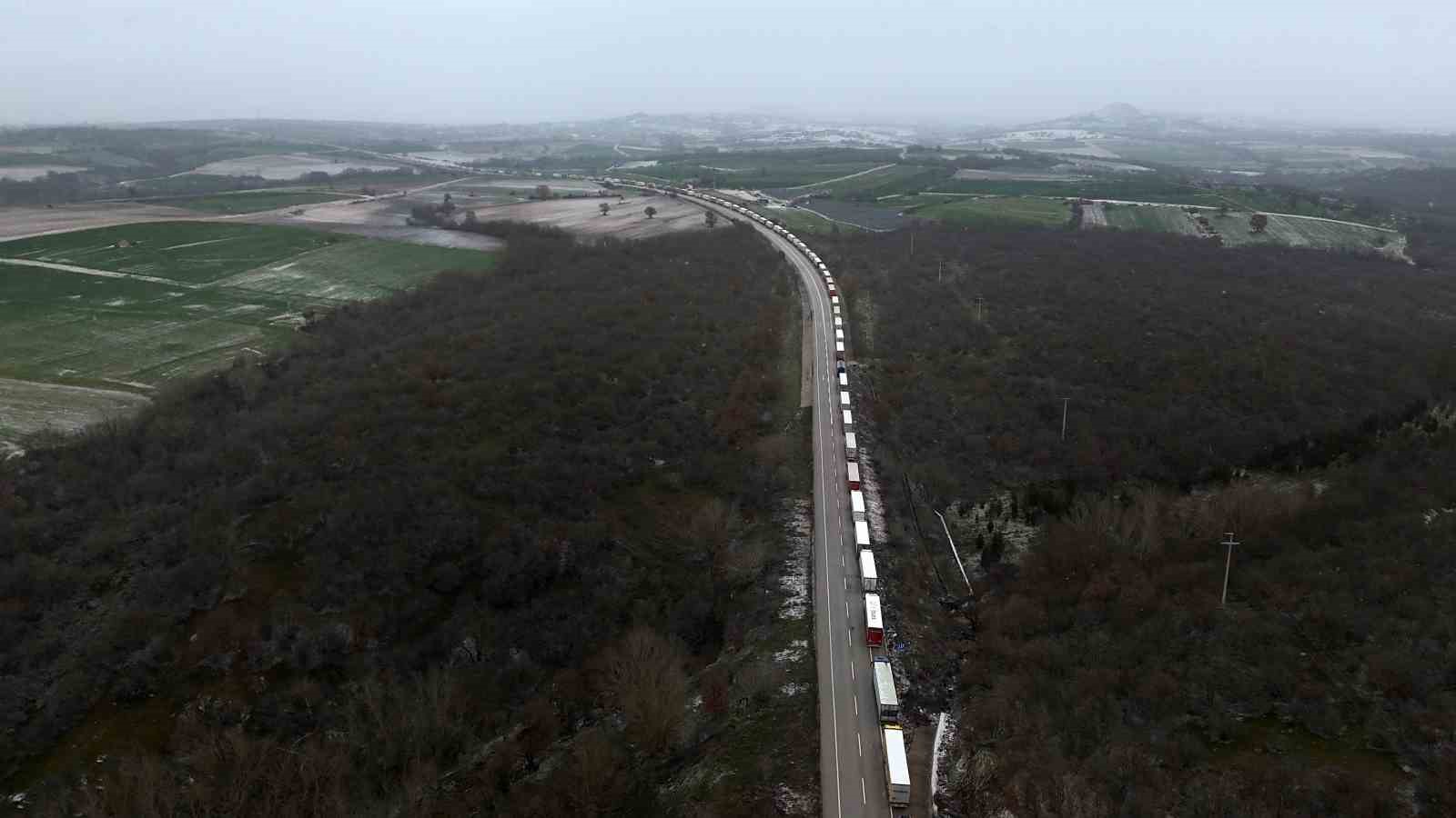 Edirne’de dondurucu soğukta kilometrelerce tır kuyruğu
