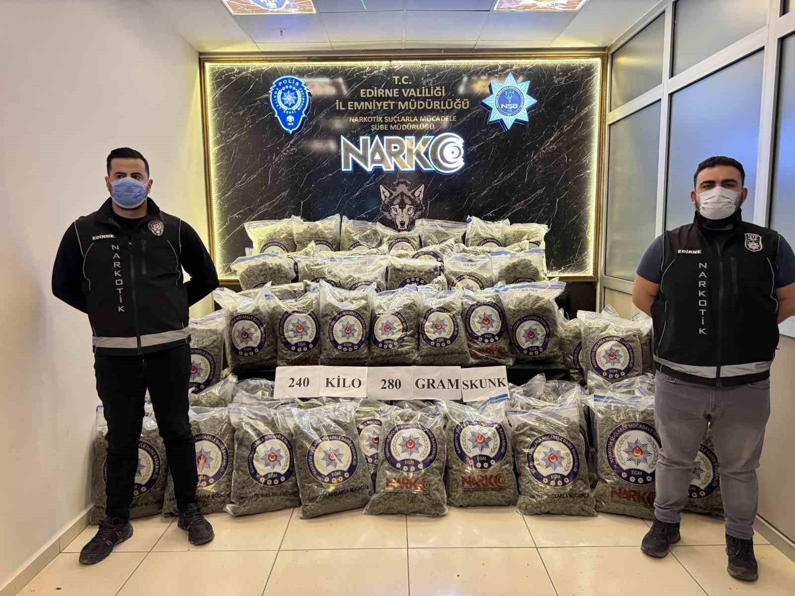 Edirne’de ele geçirilen uyuşturucu maddeler sergilendi
