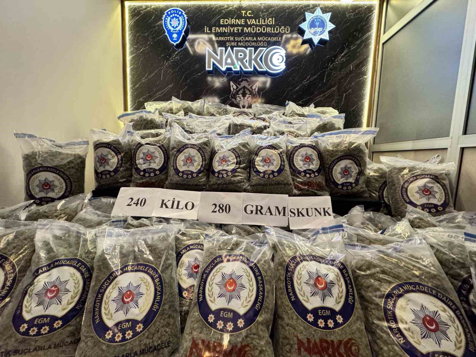 Edirne’de ele geçirilen uyuşturucu maddeler sergilendi
