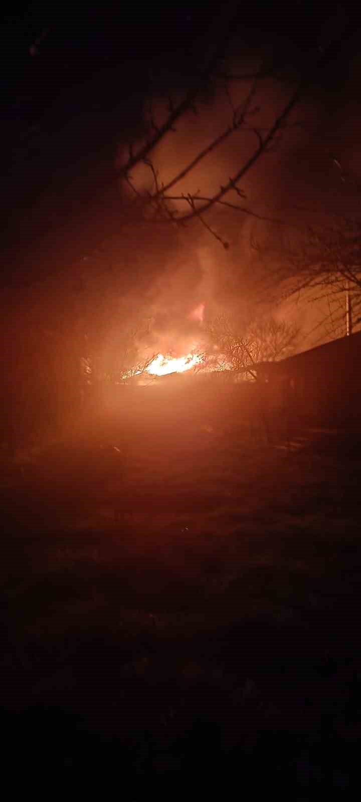 Edirne’de ev yangınına bahçe hortumuyla ilk müdahale
