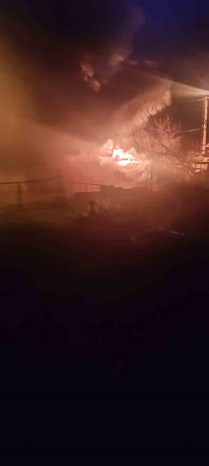 Edirne’de ev yangınına bahçe hortumuyla ilk müdahale
