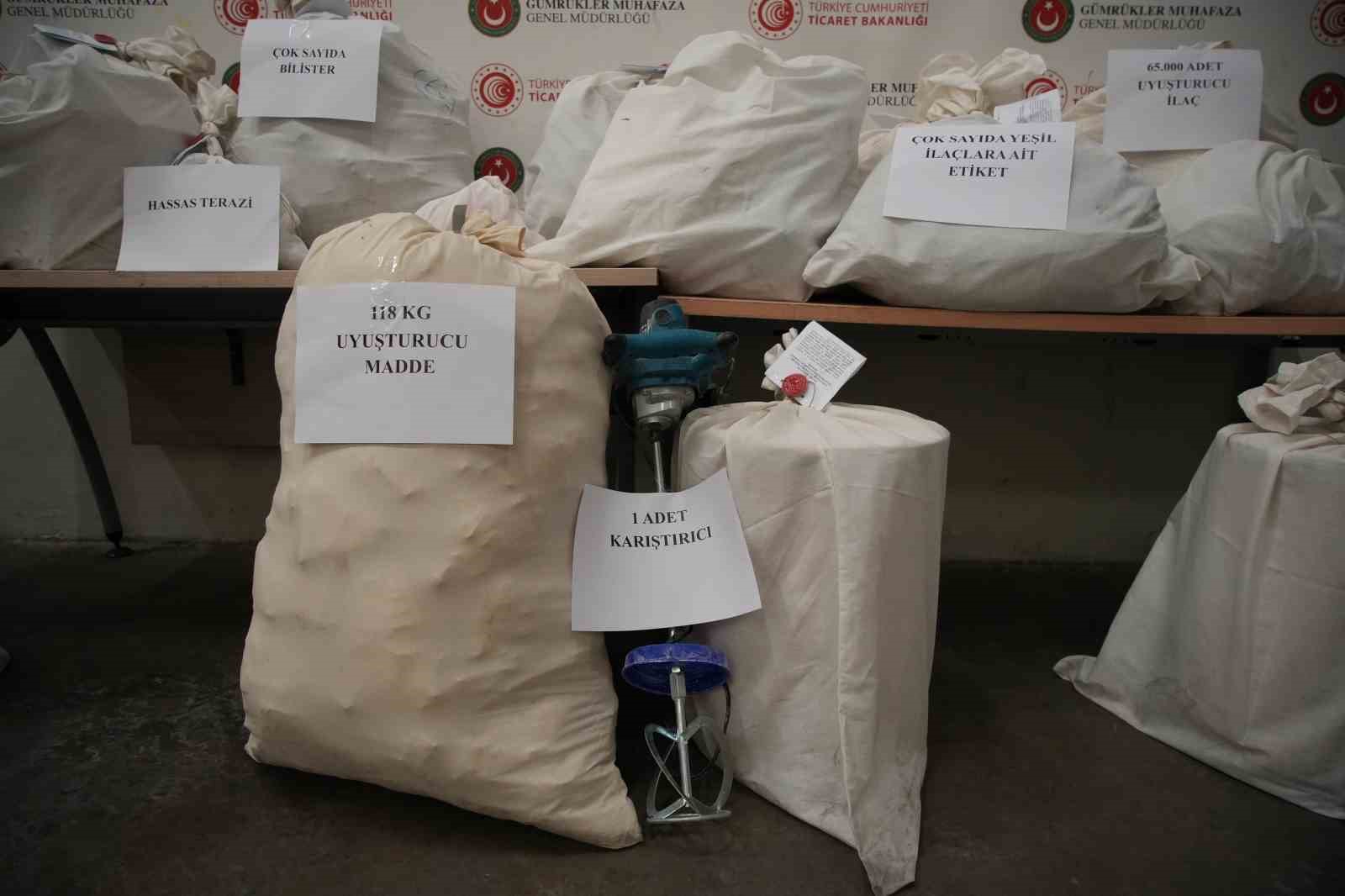 Edirne’de evini uyuşturucu imalathanesine çevirmiş: Operasyonda 117 kilo uyuşturucu ele geçirildi
Edirne’de evini uyuşturucu imalathanesine çevirmiş: Operasyonda 117 kilo uyuşturucu ele geçirildi