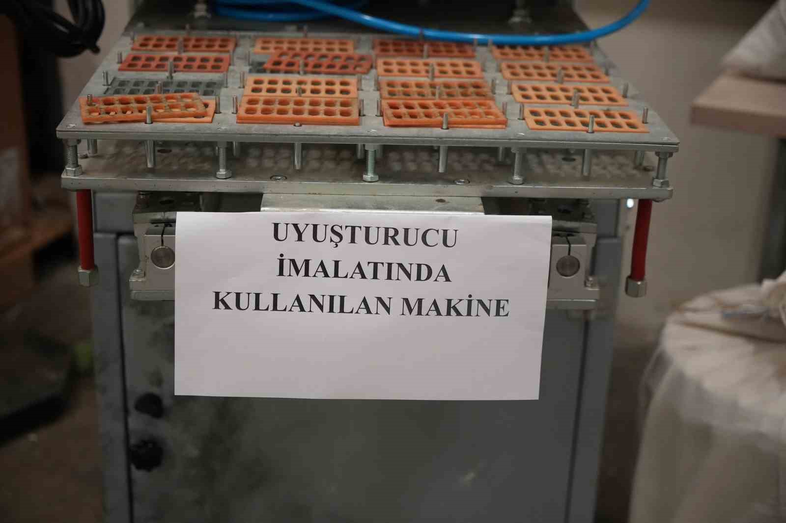Edirne’de evini uyuşturucu imalathanesine çevirmiş: Operasyonda 117 kilo uyuşturucu ele geçirildi
Edirne’de evini uyuşturucu imalathanesine çevirmiş: Operasyonda 117 kilo uyuşturucu ele geçirildi
