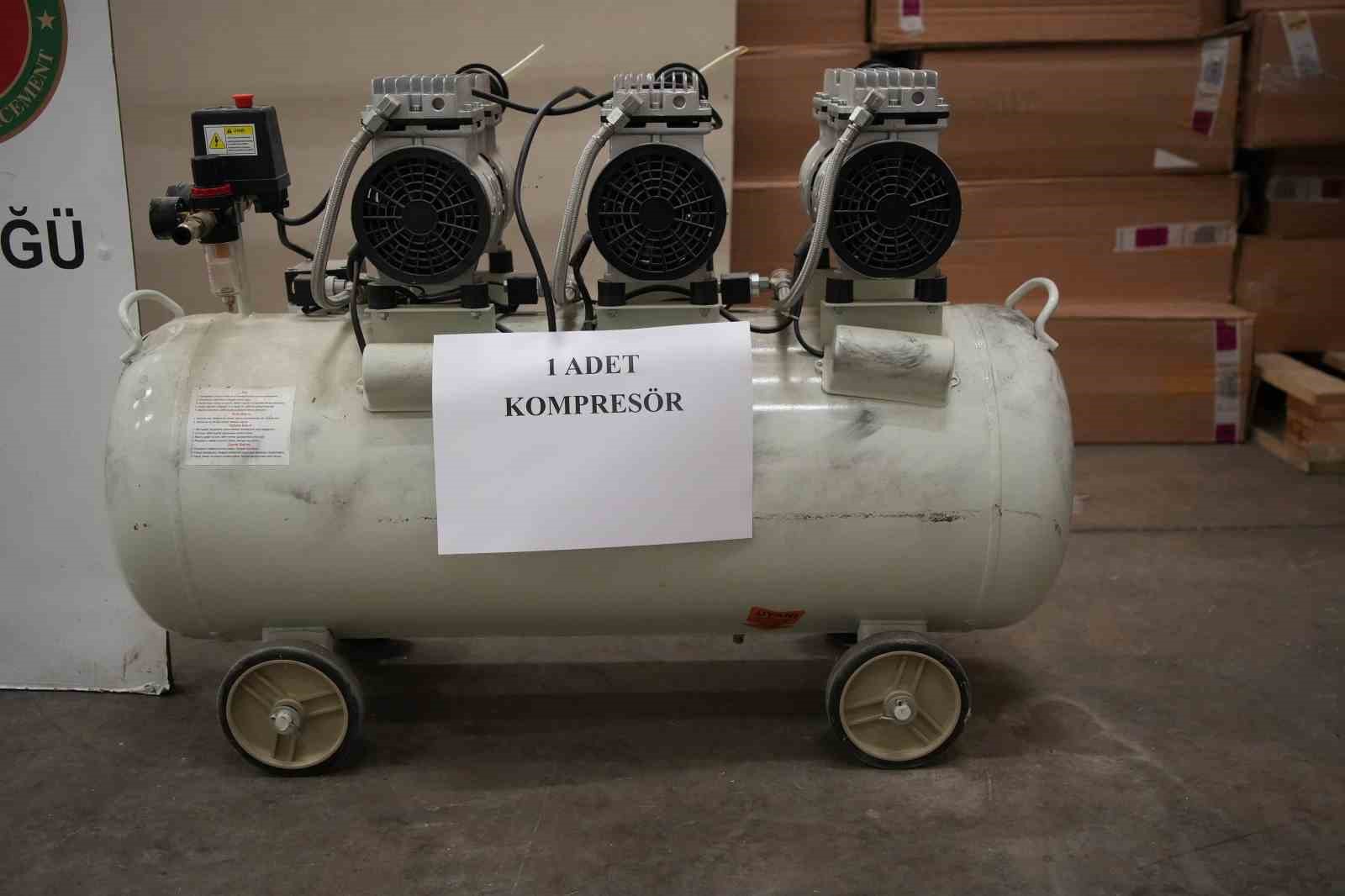 Edirne’de evini uyuşturucu imalathanesine çevirmiş: Operasyonda 117 kilo uyuşturucu ele geçirildi
Edirne’de evini uyuşturucu imalathanesine çevirmiş: Operasyonda 117 kilo uyuşturucu ele geçirildi