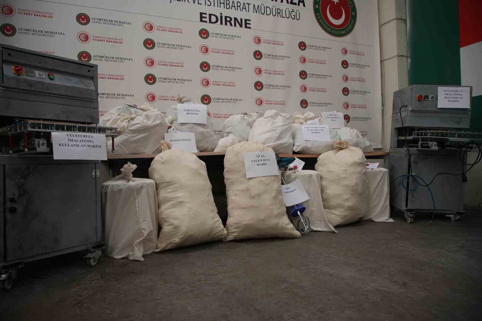 Edirne’de evini uyuşturucu imalathanesine çevirmiş: Operasyonda 117 kilo uyuşturucu ele geçirildi
Edirne’de evini uyuşturucu imalathanesine çevirmiş: Operasyonda 117 kilo uyuşturucu ele geçirildi