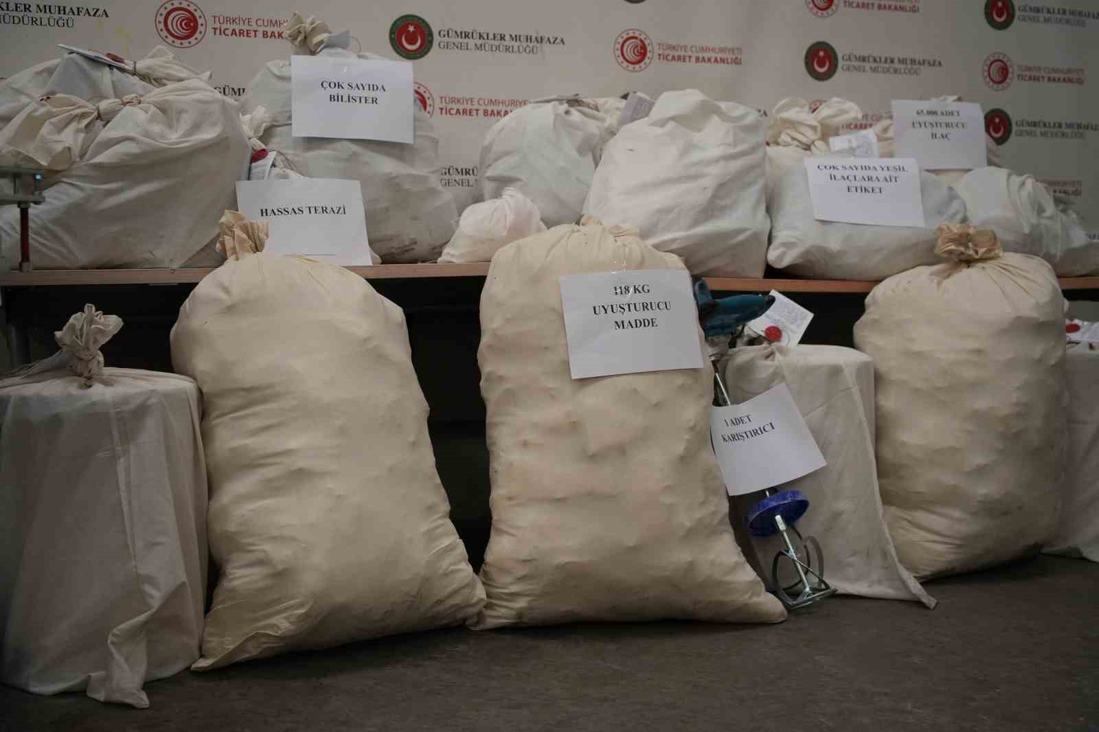 Edirne’de evini uyuşturucu imalathanesine çevirmiş: Operasyonda 117 kilo uyuşturucu ele geçirildi
Edirne’de evini uyuşturucu imalathanesine çevirmiş: Operasyonda 117 kilo uyuşturucu ele geçirildi