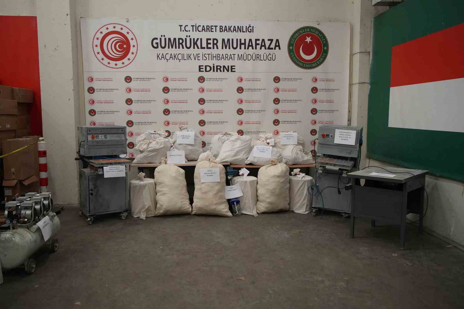 Edirne’de evini uyuşturucu imalathanesine çevirmiş: Operasyonda 117 kilo uyuşturucu ele geçirildi
Edirne’de evini uyuşturucu imalathanesine çevirmiş: Operasyonda 117 kilo uyuşturucu ele geçirildi