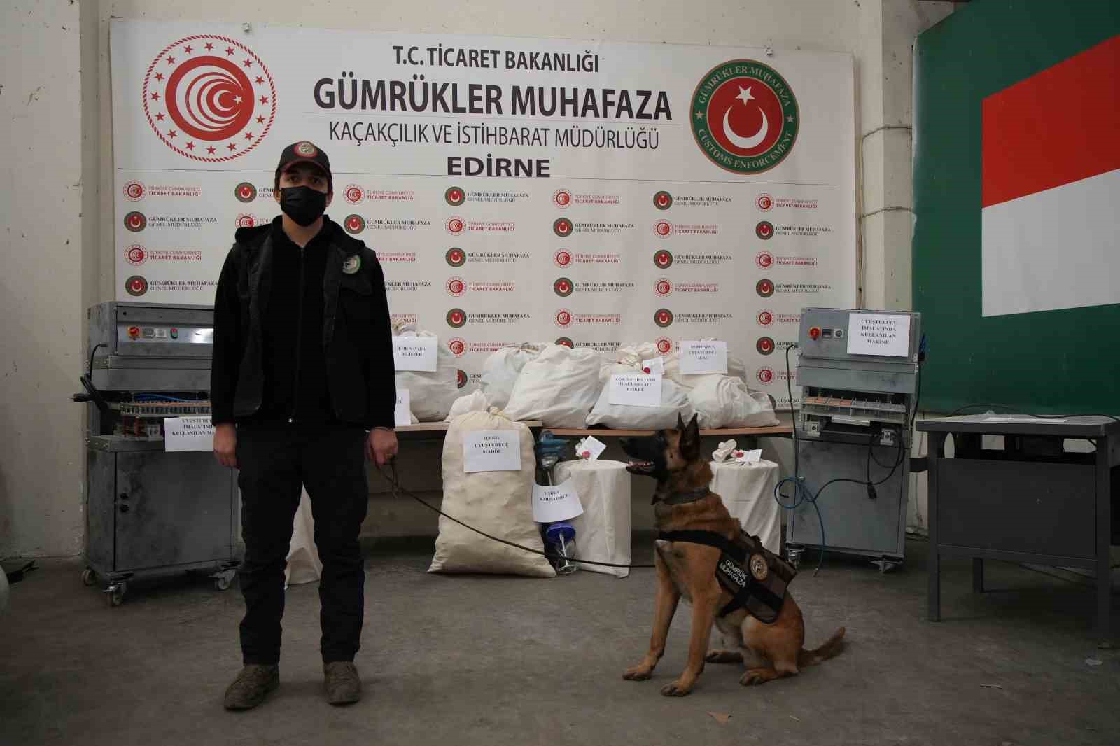 Edirne’de evini uyuşturucu imalathanesine çevirmiş: Operasyonda 117 kilo uyuşturucu ele geçirildi
Edirne’de evini uyuşturucu imalathanesine çevirmiş: Operasyonda 117 kilo uyuşturucu ele geçirildi