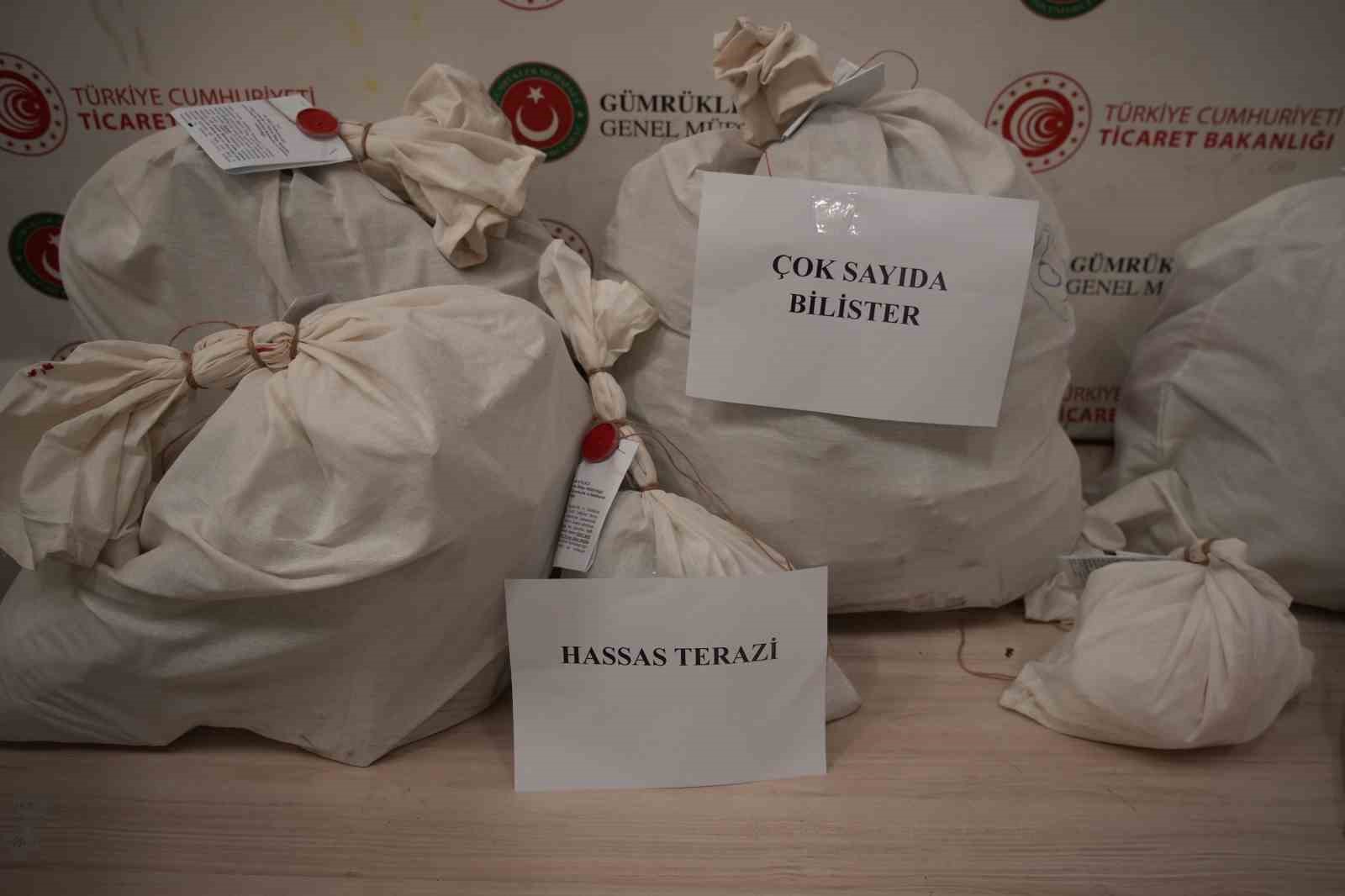 Edirne’de evini uyuşturucu imalathanesine çevirmiş: Operasyonda 117 kilo uyuşturucu ele geçirildi
Edirne’de evini uyuşturucu imalathanesine çevirmiş: Operasyonda 117 kilo uyuşturucu ele geçirildi