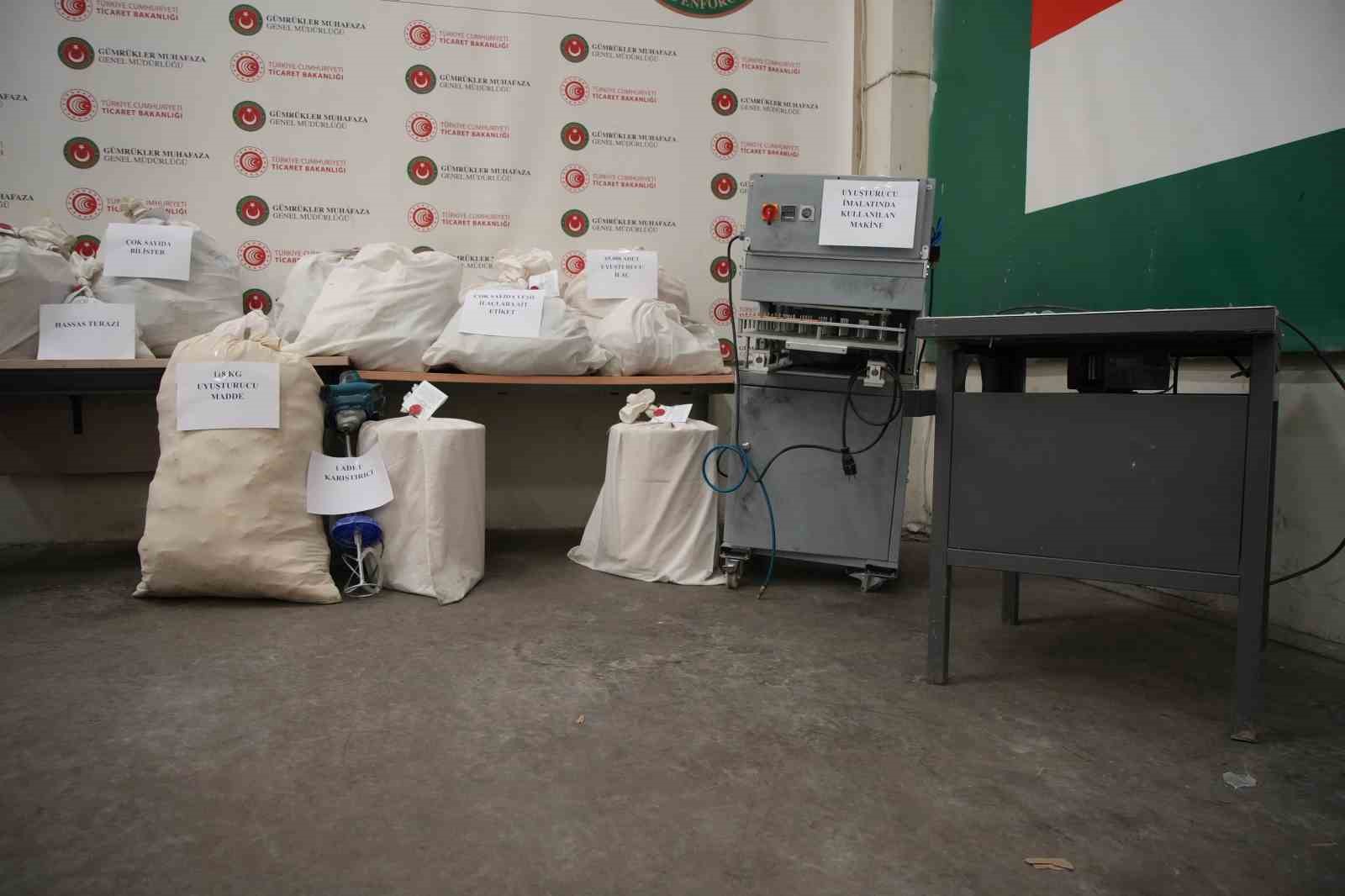 Edirne’de evini uyuşturucu imalathanesine çevirmiş: Operasyonda 117 kilo uyuşturucu ele geçirildi
Edirne’de evini uyuşturucu imalathanesine çevirmiş: Operasyonda 117 kilo uyuşturucu ele geçirildi