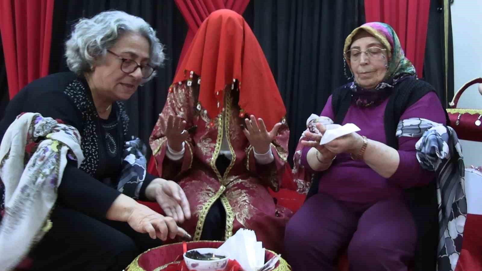 Edirne’de evlilik kredisinden faydalanan çiftler için temsili kına gecesi
