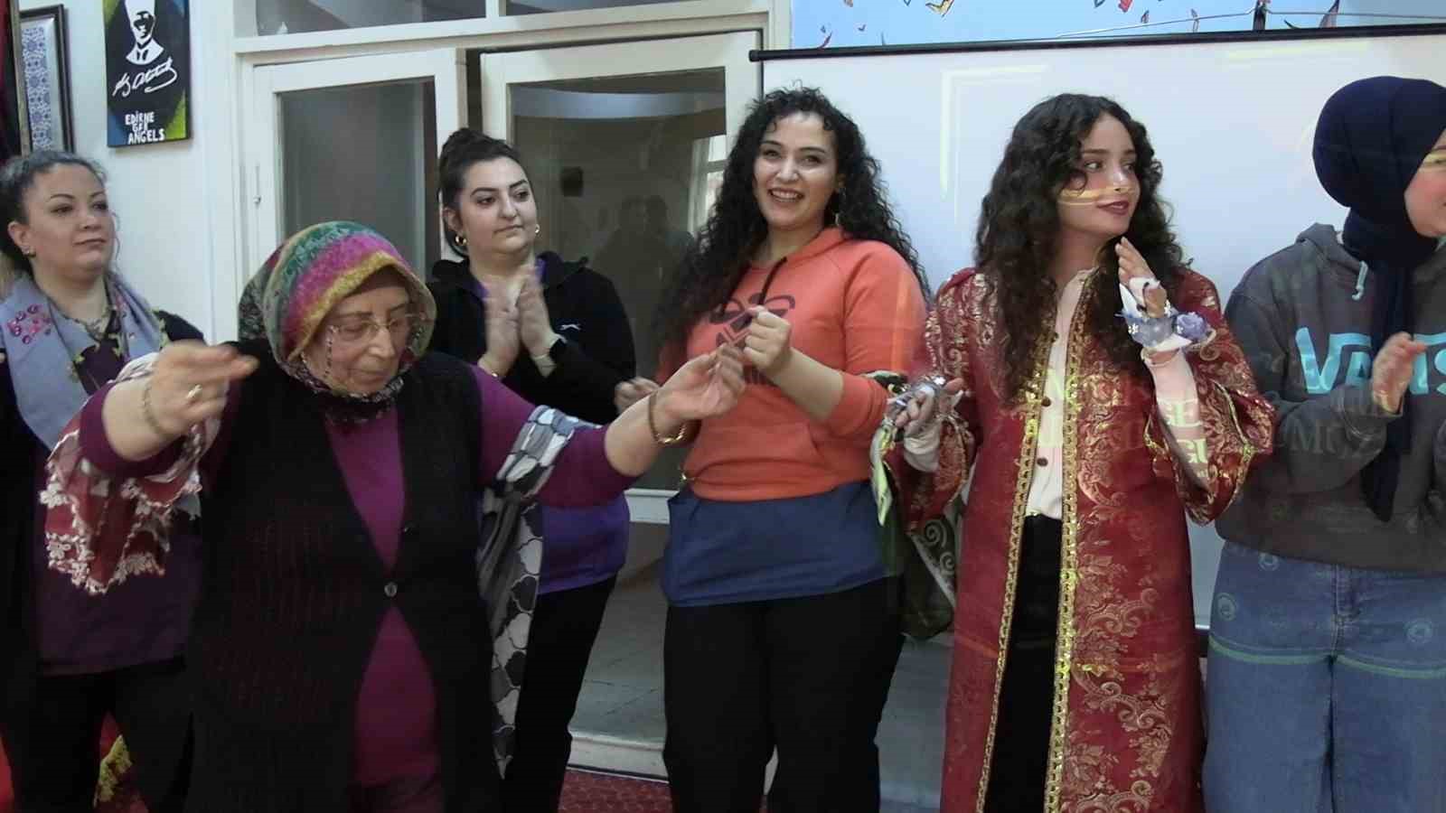 Edirne’de evlilik kredisinden faydalanan çiftler için temsili kına gecesi
