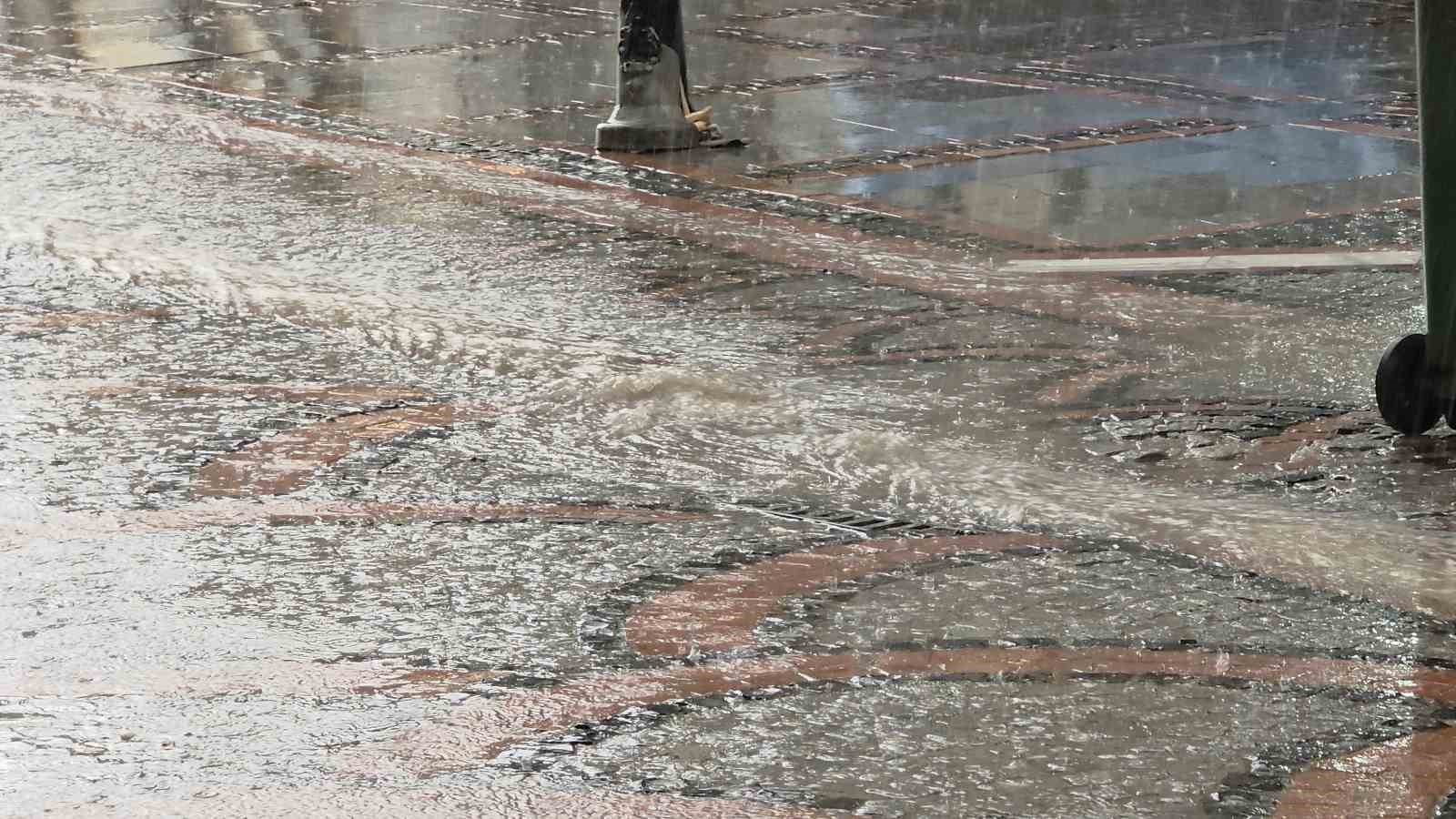 Edirne’de fırtınada yollar göle döndü, ağaç dalları kırıldı
