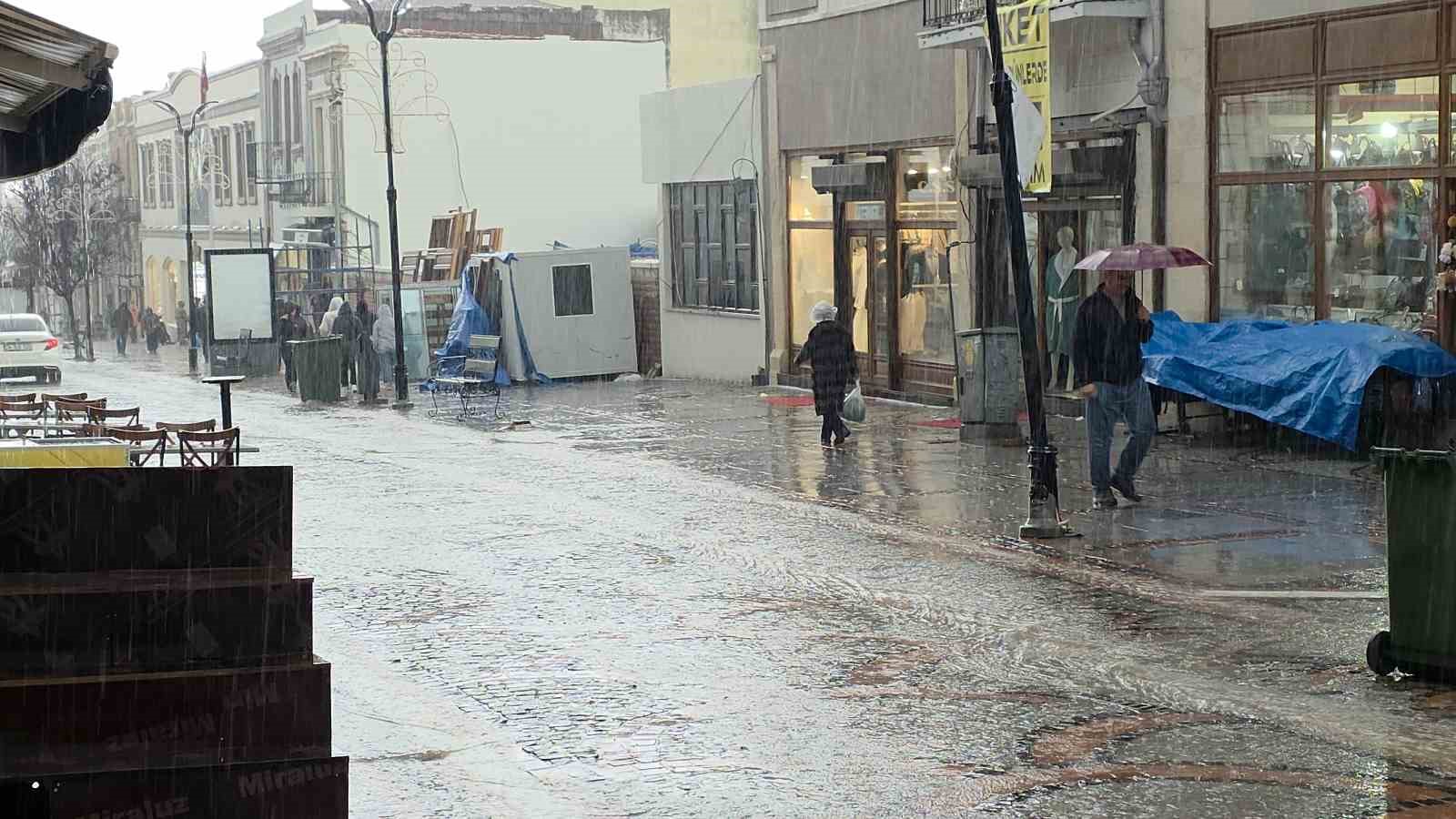 Edirne’de fırtınada yollar göle döndü, ağaç dalları kırıldı
