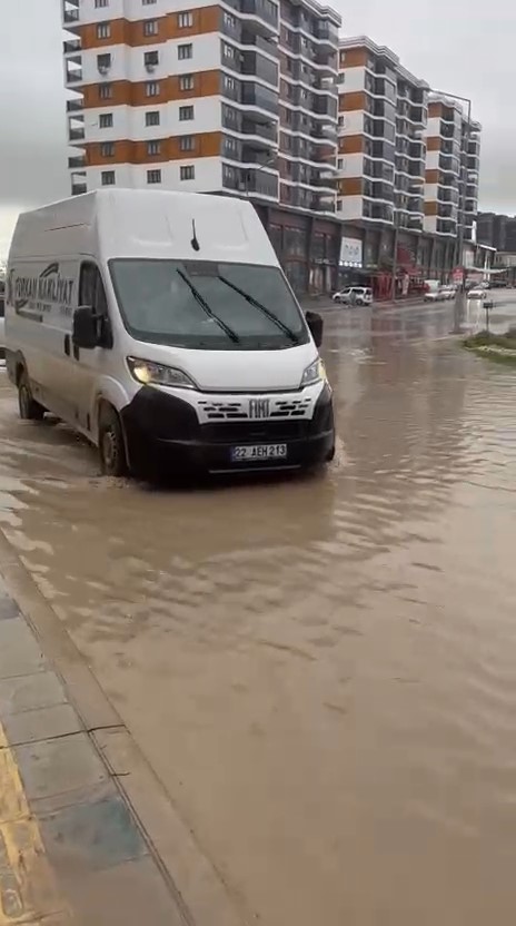 Edirne’de fırtınada yollar göle döndü, ağaç dalları kırıldı
