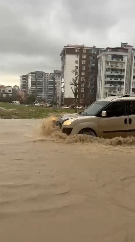 Edirne’de fırtınada yollar göle döndü, ağaç dalları kırıldı
