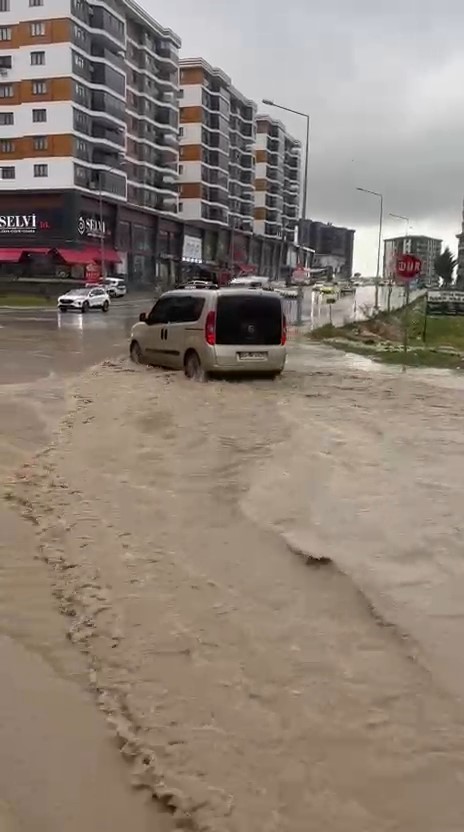 Edirne’de fırtınada yollar göle döndü, ağaç dalları kırıldı
