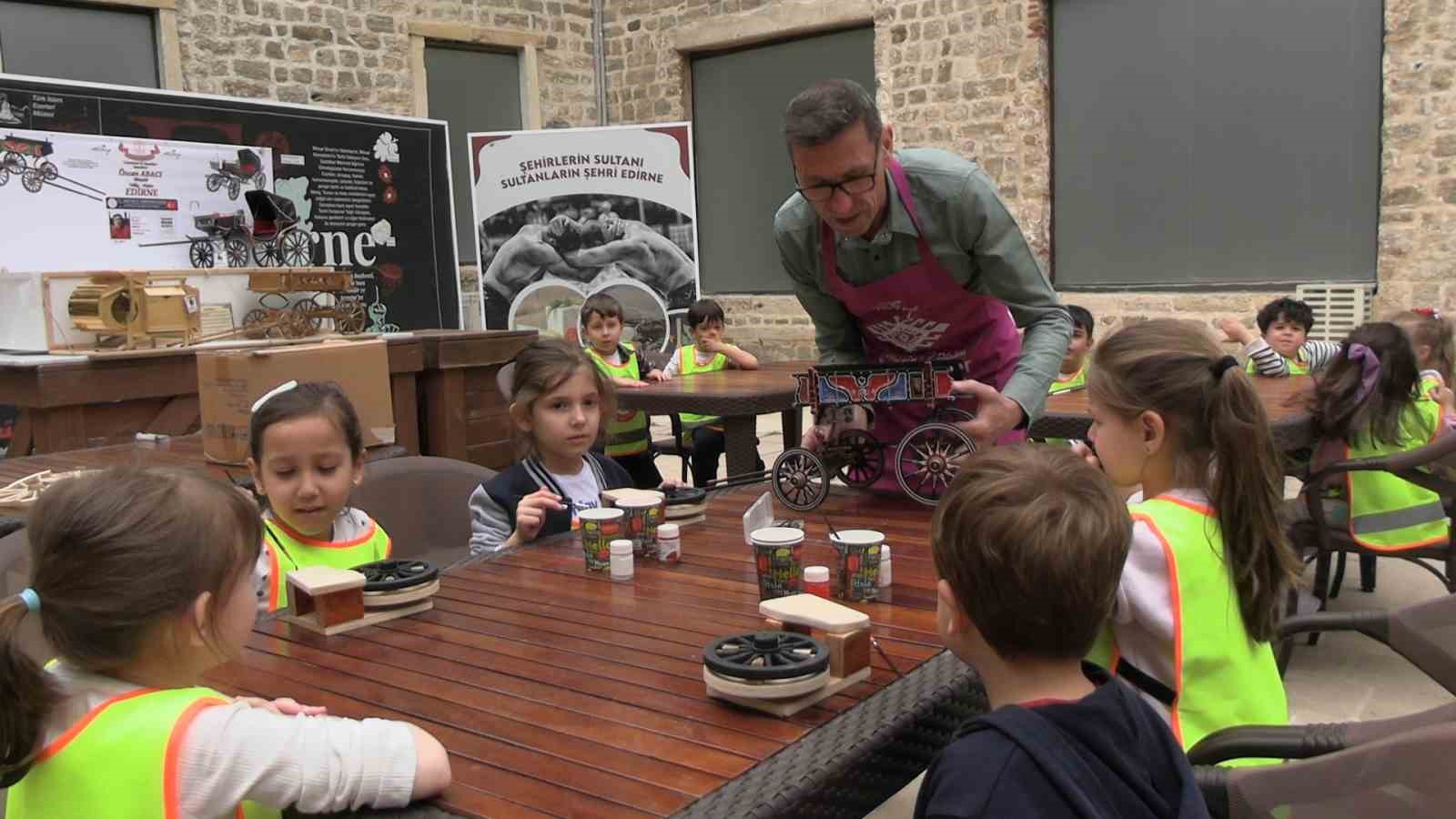 Edirne’de geçmişin izleri minik ellerle boyandı
