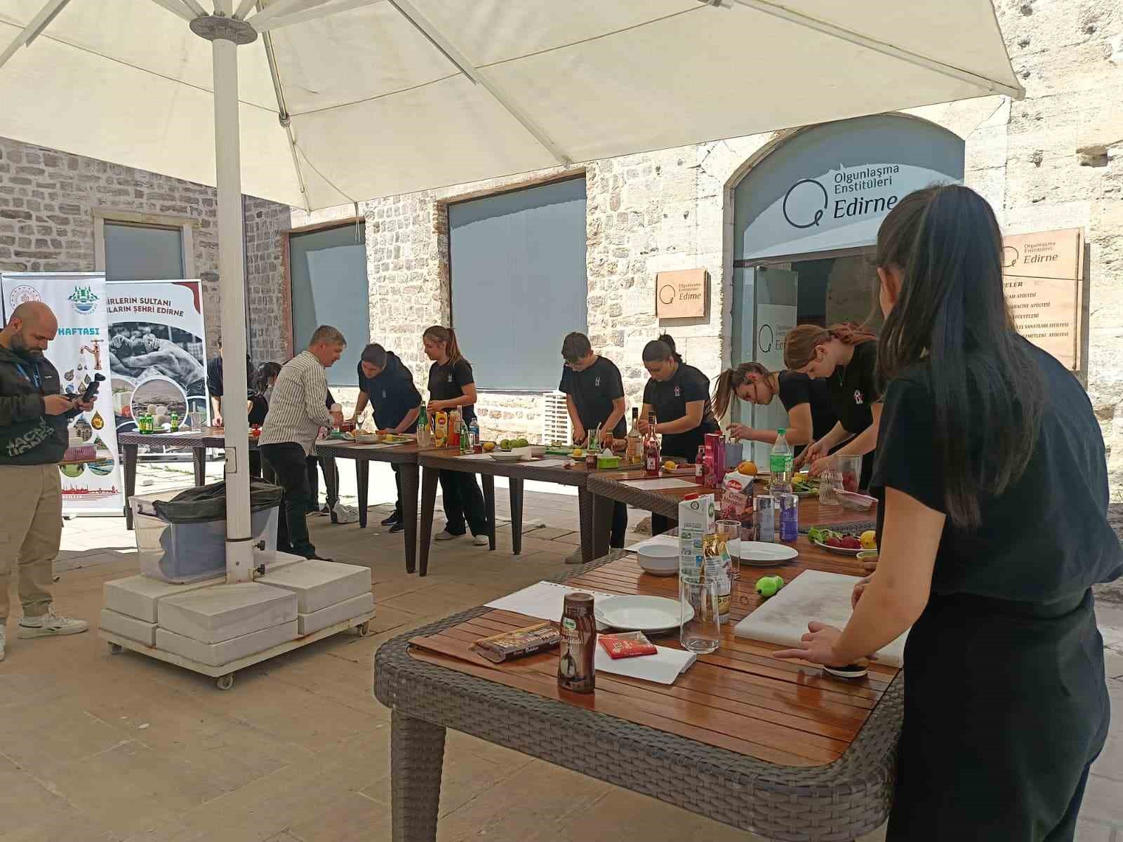 Edirne’de geleceğin aşçıları, içecek yarışmasında hünerlerini sergiledi
