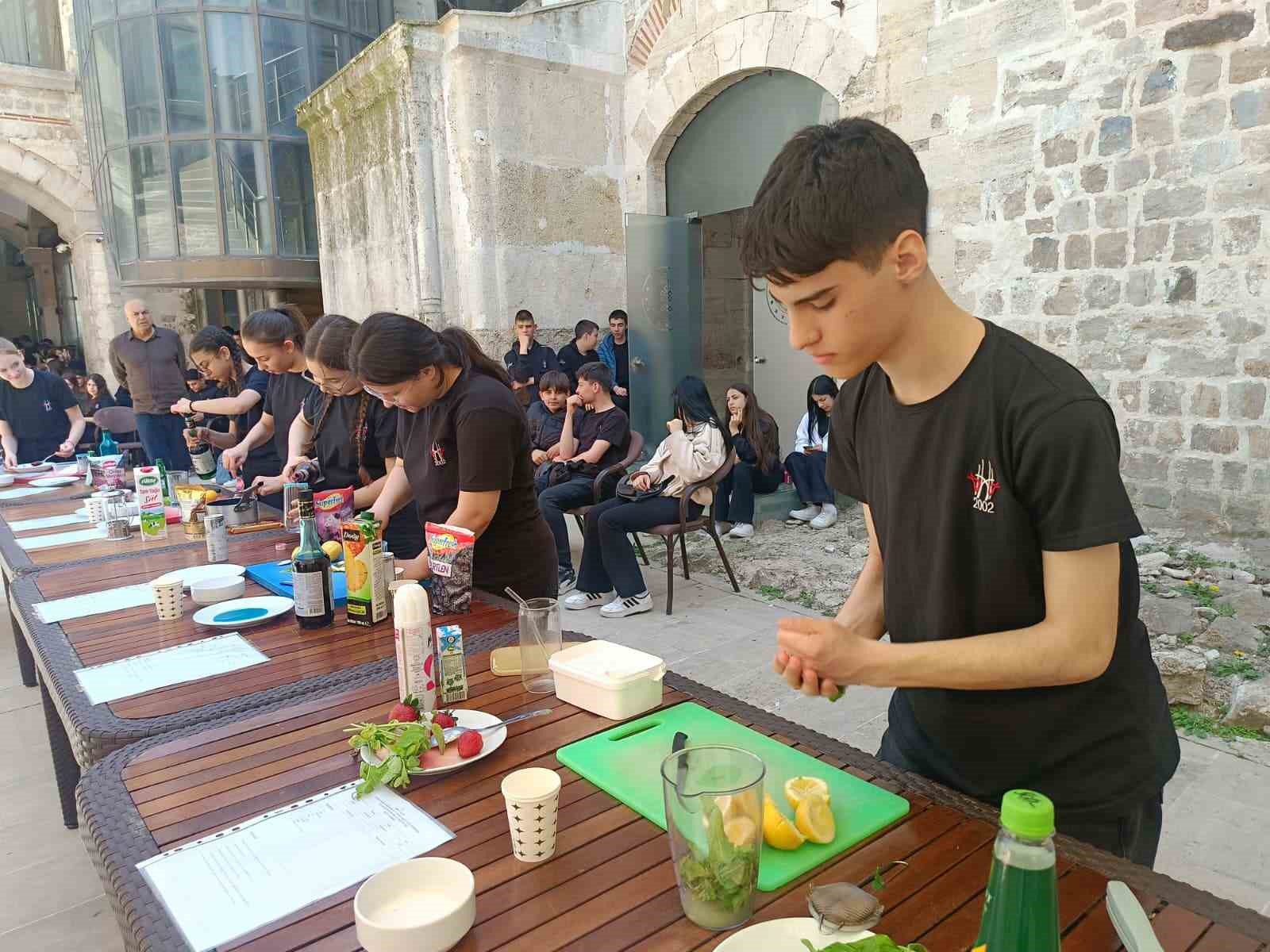 Edirne’de geleceğin aşçıları, içecek yarışmasında hünerlerini sergiledi
