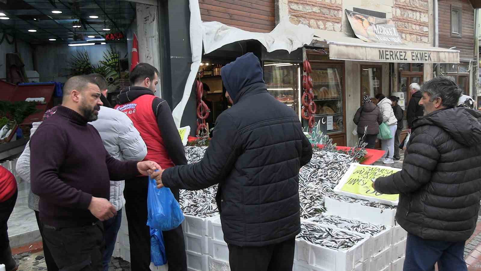 Edirne’de hamsinin kilosu 50 liraya düştü, tezgahlar şenlendi
