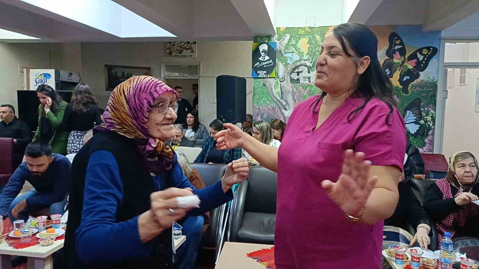 Edirne’de huzurevinde sıra gecesi: Gönüller bir oldu, yüzler güldü
