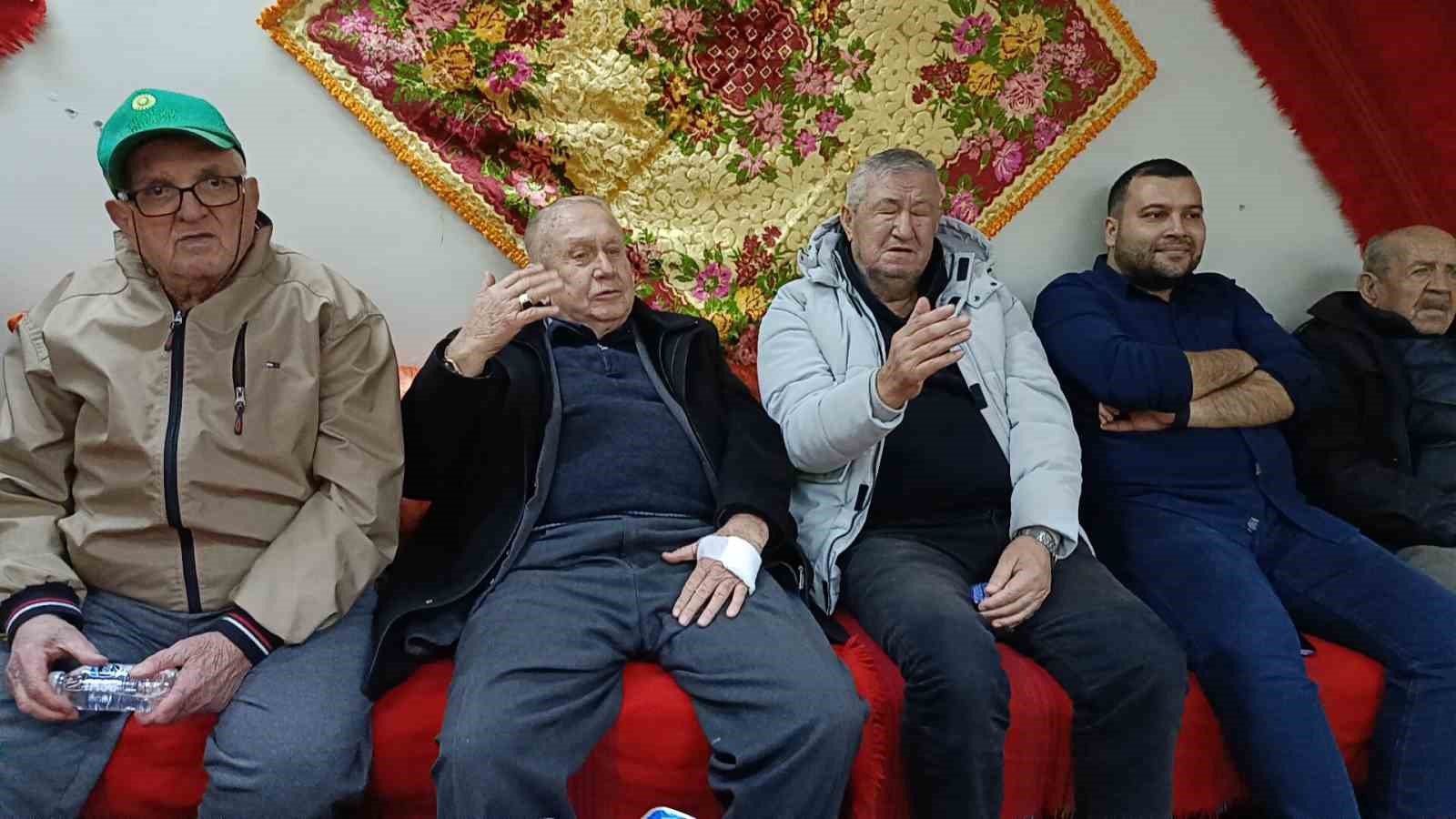 Edirne’de huzurevinde sıra gecesi: Gönüller bir oldu, yüzler güldü
