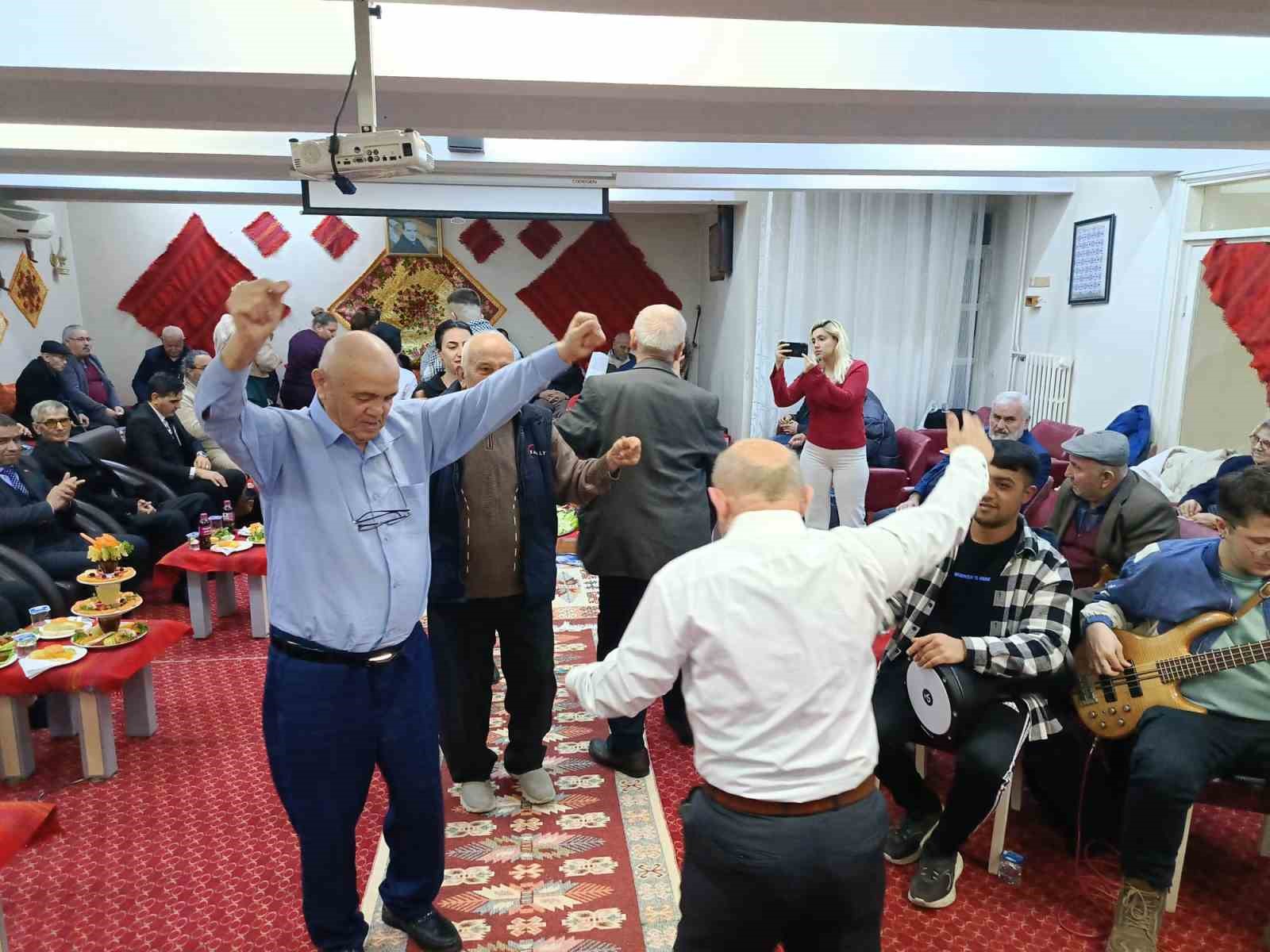 Edirne’de huzurevinde sıra gecesi: Gönüller bir oldu, yüzler güldü
