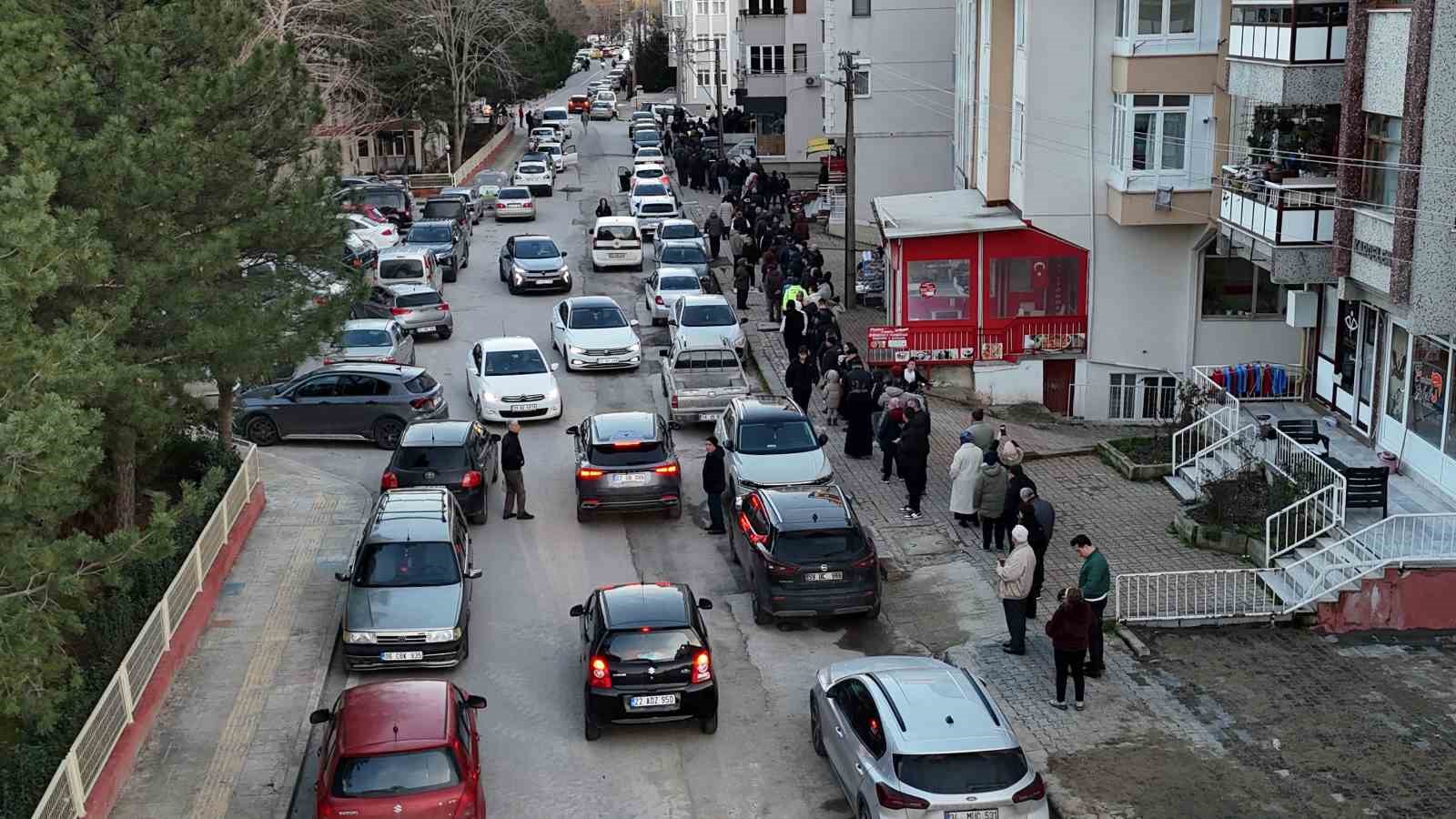 Edirne’de iftar öncesi pide kuyruğu: Fırınların önü doldu taştı
