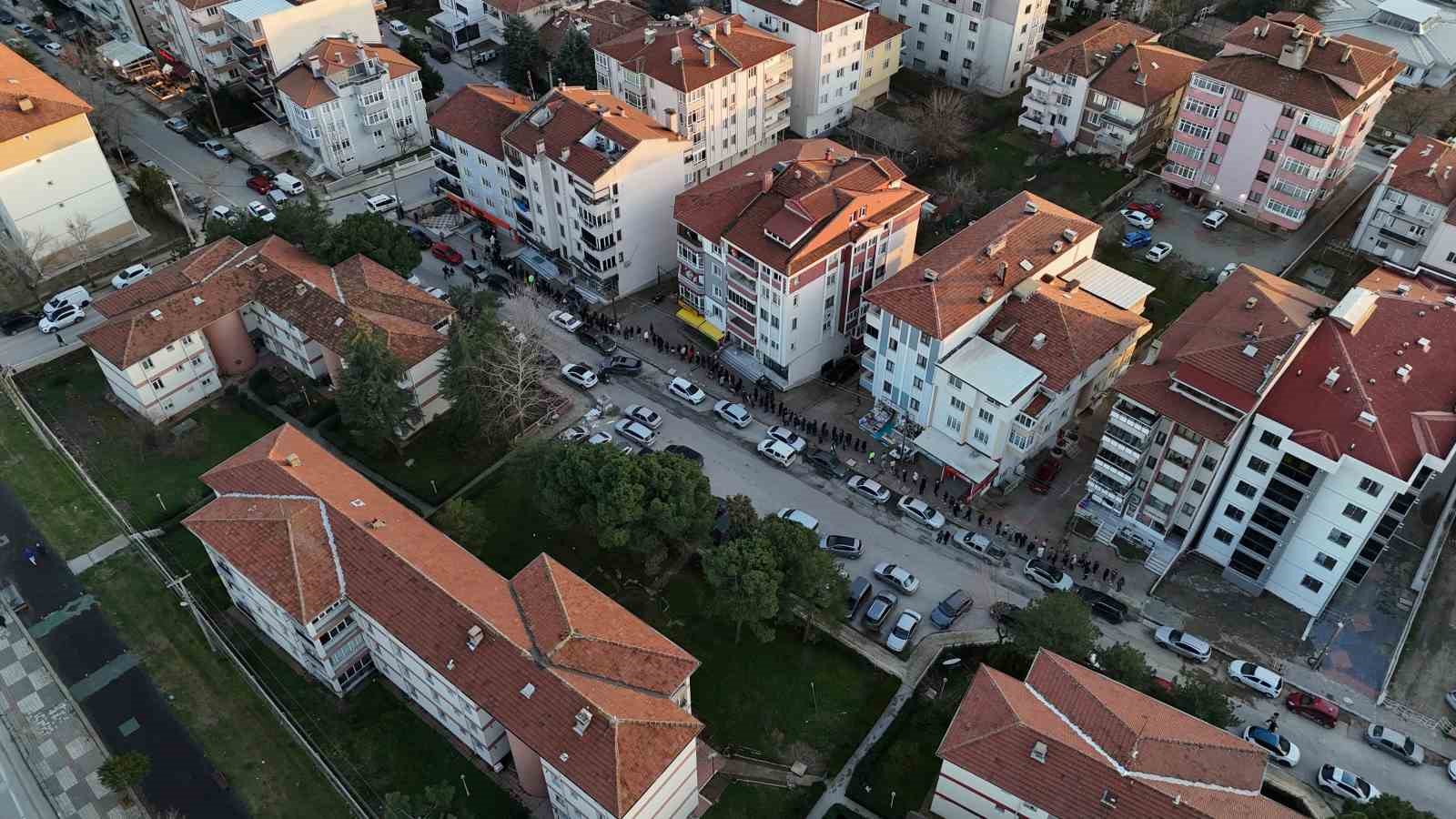 Edirne’de iftar öncesi pide kuyruğu: Fırınların önü doldu taştı
