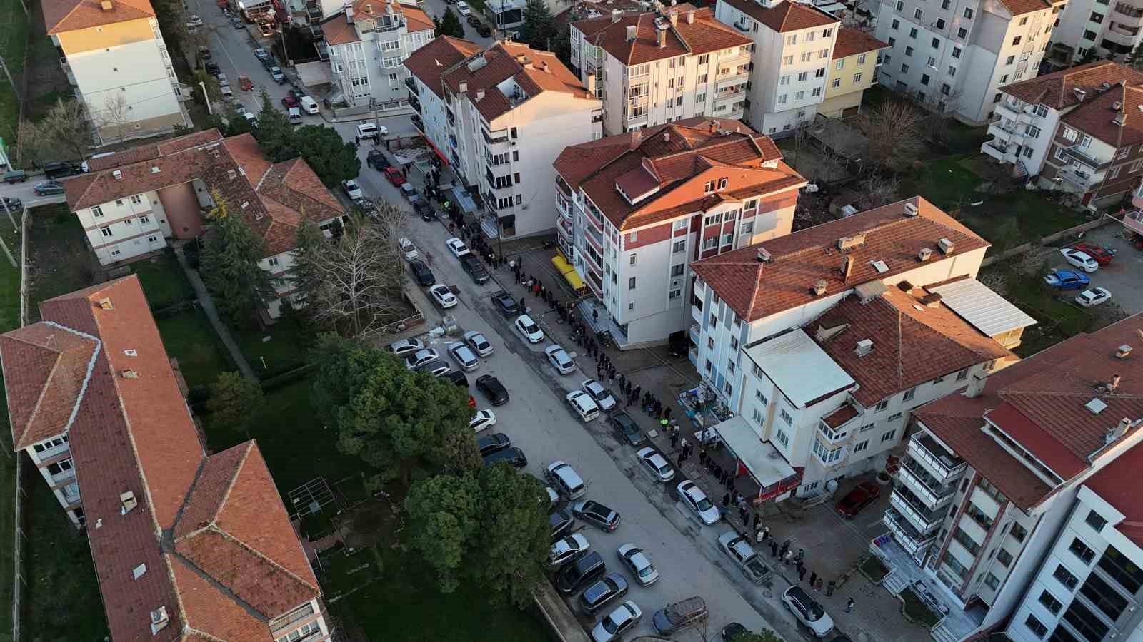 Edirne’de iftar öncesi pide kuyruğu: Fırınların önü doldu taştı

