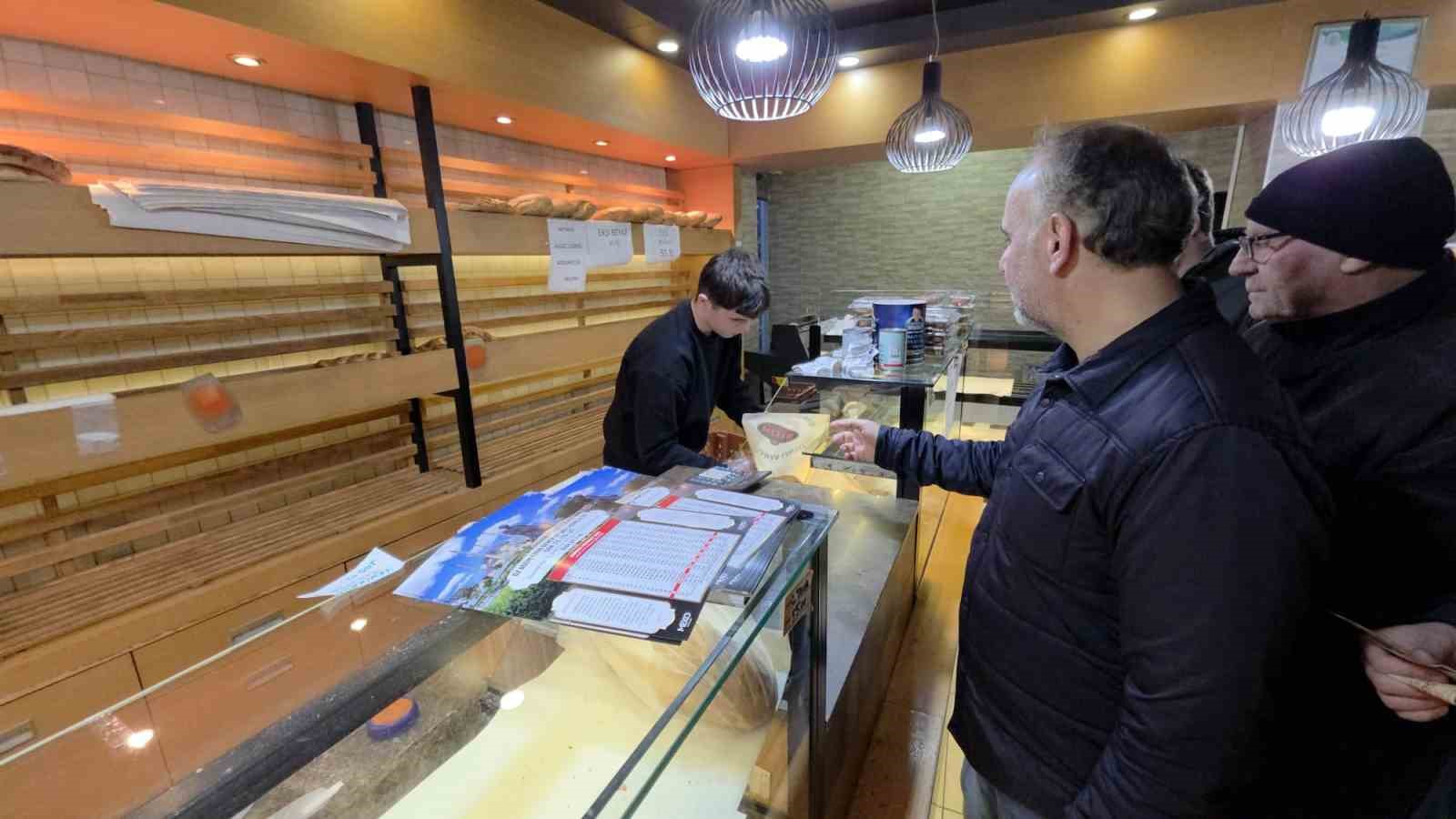 Edirne’de iftar öncesi pide kuyruğu: Fırınların önü doldu taştı
