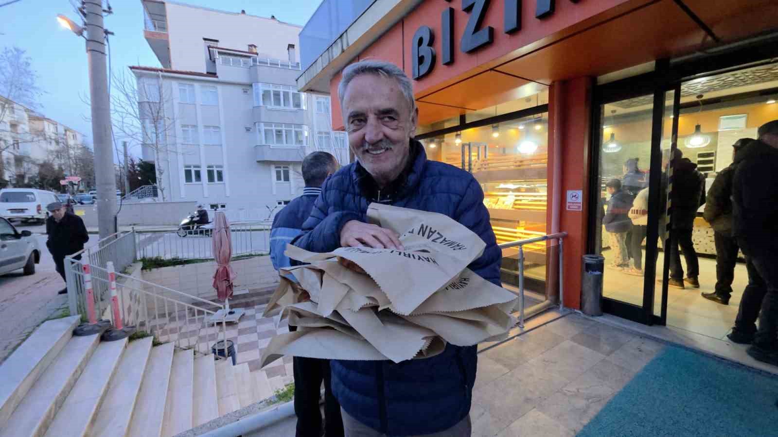 Edirne’de iftar öncesi pide kuyruğu: Fırınların önü doldu taştı
