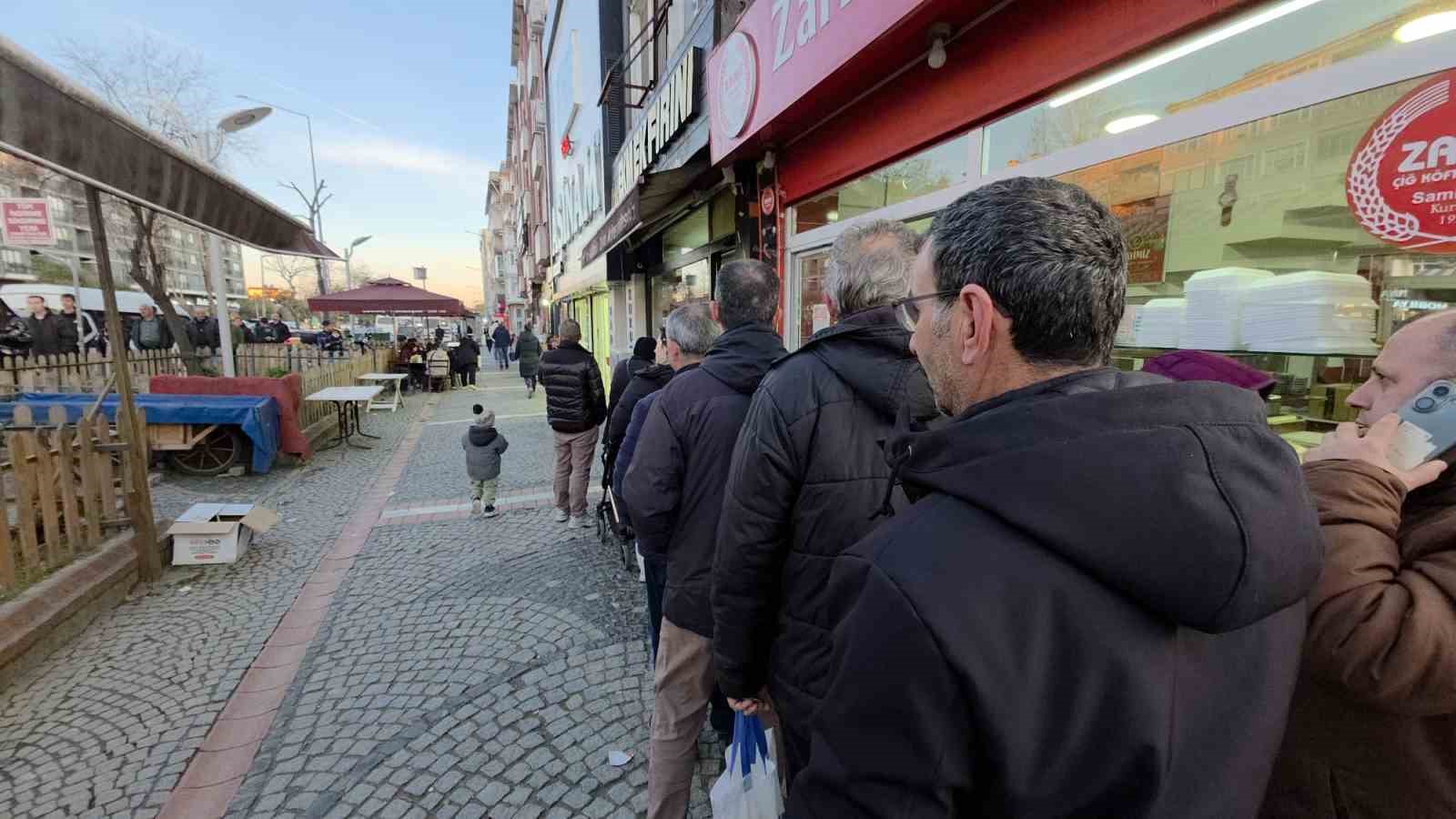 Edirne’de iftar öncesi pide kuyruğu: Fırınların önü doldu taştı
