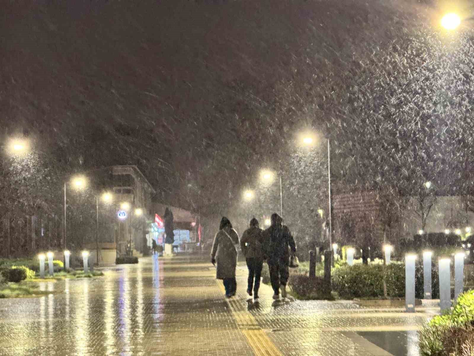 Edirne’de kar yağışı etkili oluyor
