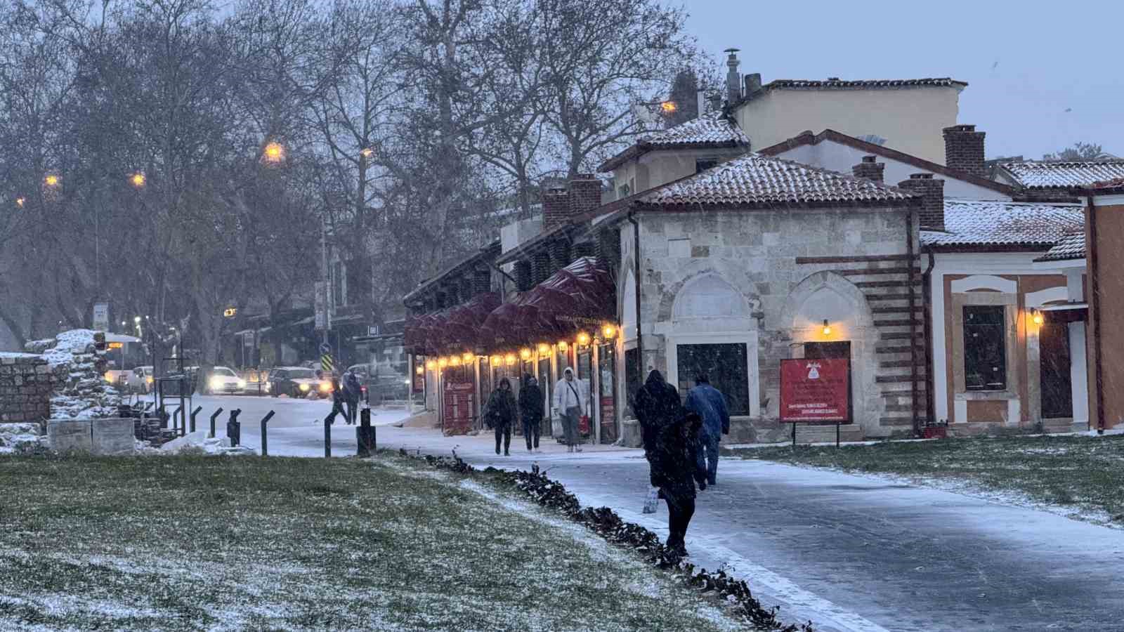 Edirne’de kar yağışı etkili oluyor
