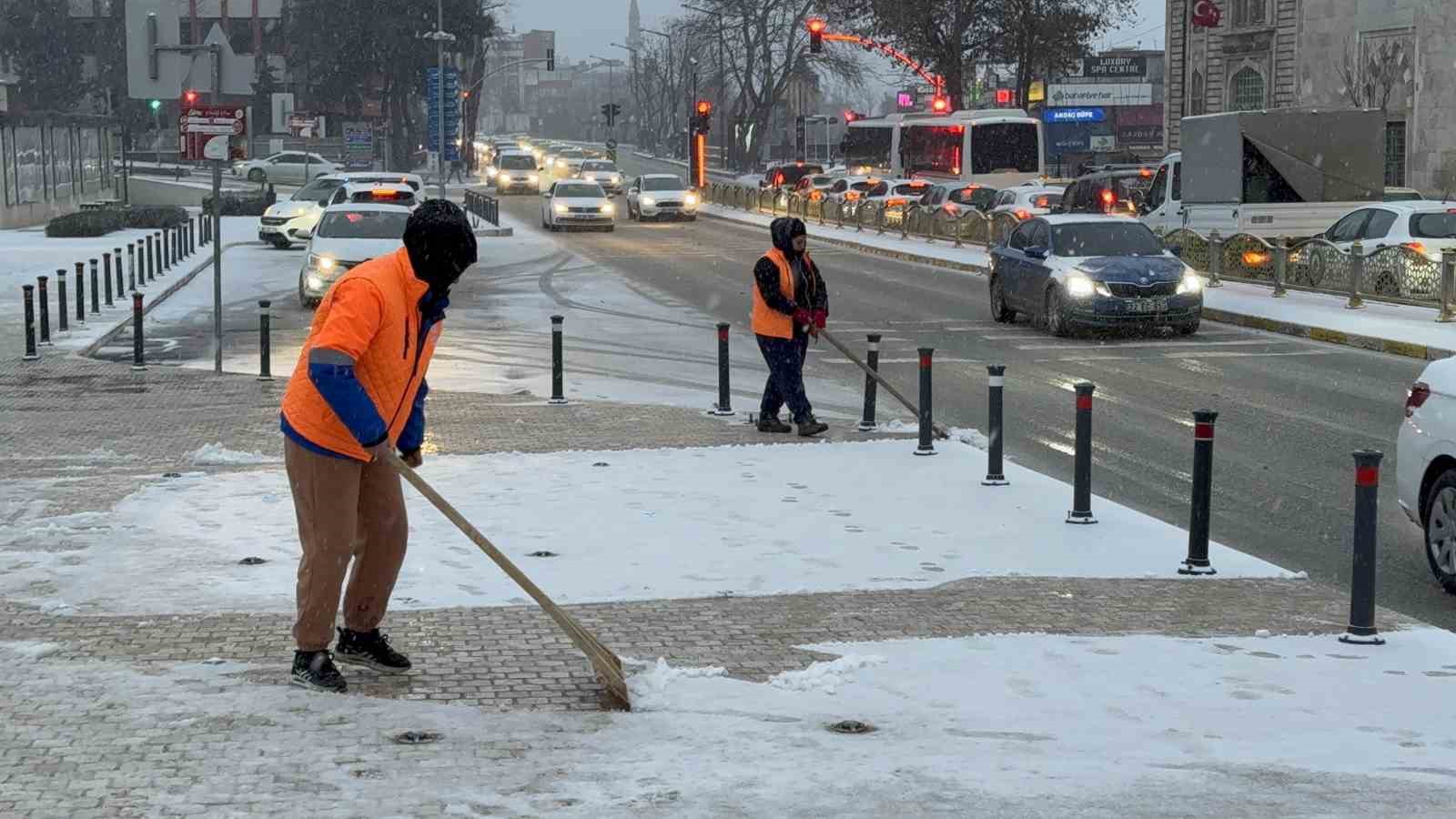 Edirne’de kar yağışı etkili oluyor

