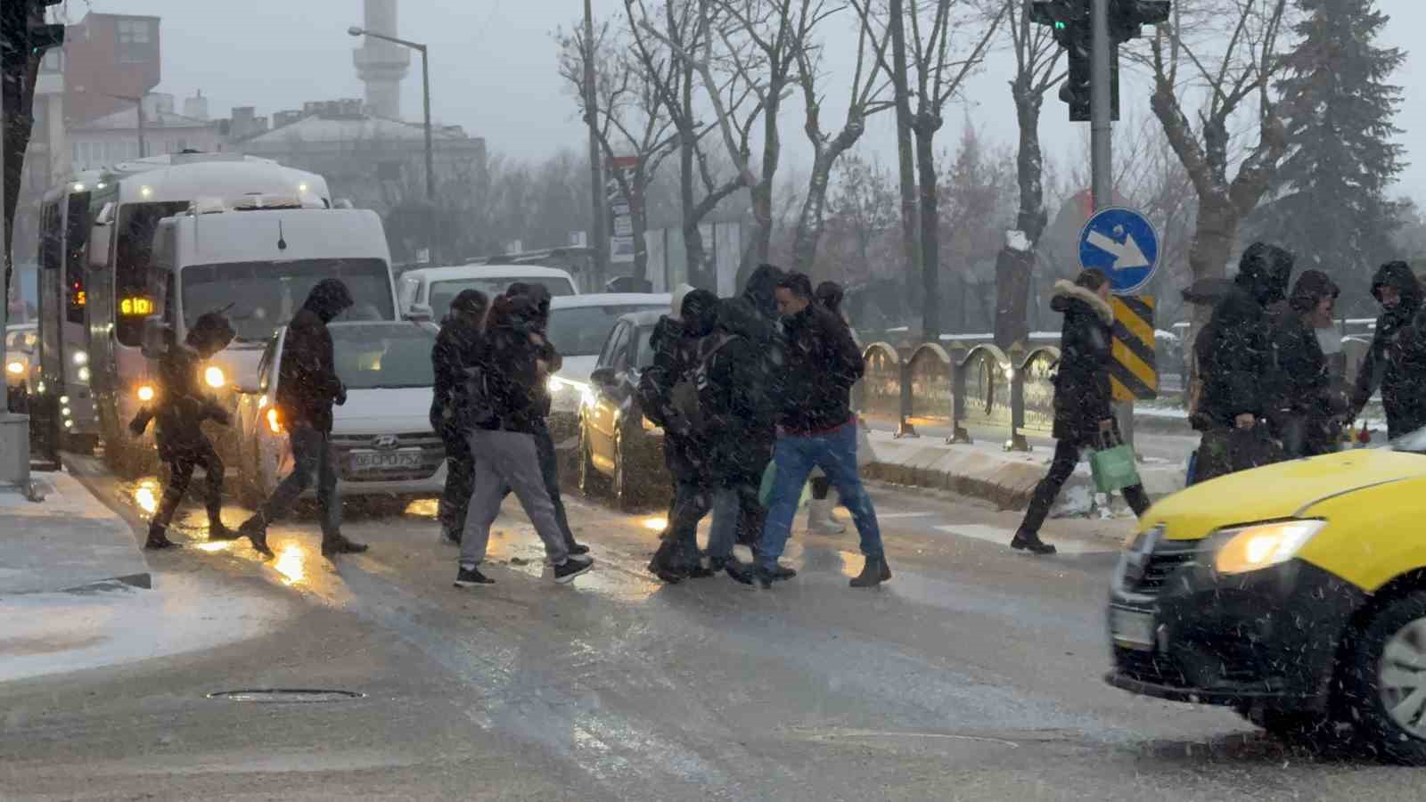 Edirne’de kar yağışı etkili oluyor
