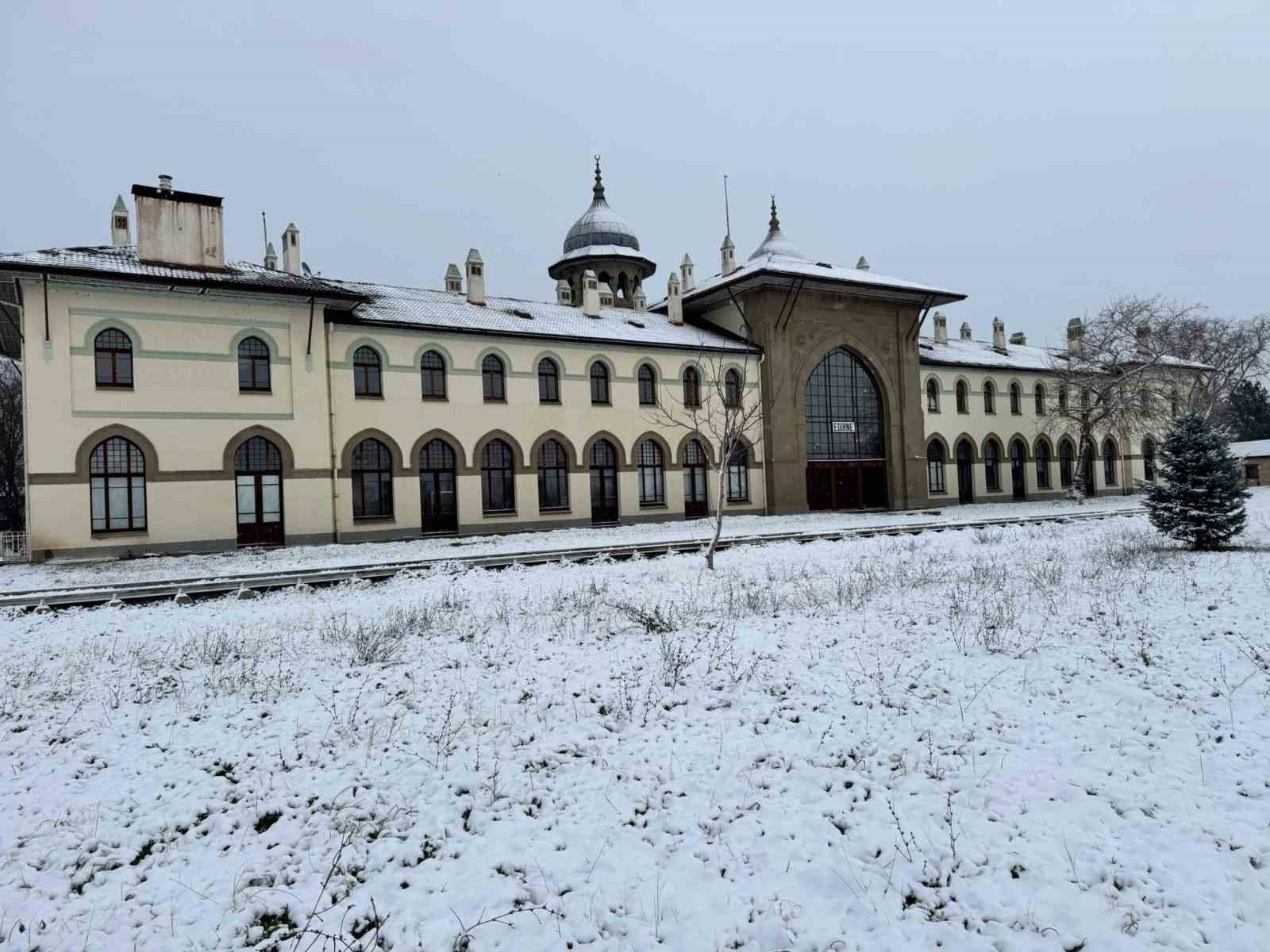 Edirne’de kar yağışı kartpostallık görüntüler oluşturdu
