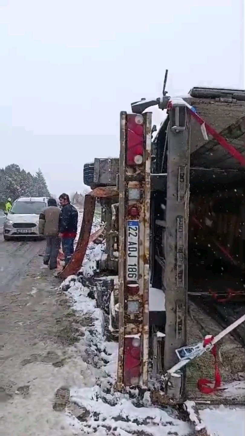 Edirne’de kar yağışı ve fırtına sebebiyle tır devrildi

