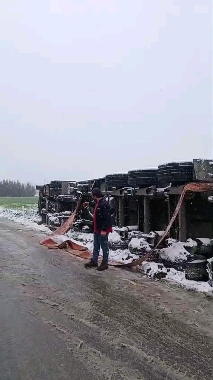 Edirne’de kar yağışı ve fırtına sebebiyle tır devrildi
