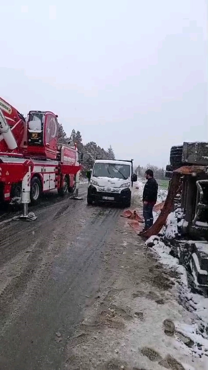 Edirne’de kar yağışı ve fırtına sebebiyle tır devrildi
