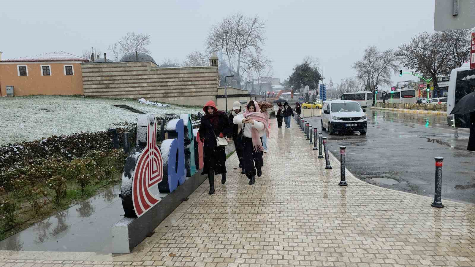 Edirne’de kar yağışı yeniden başladı
