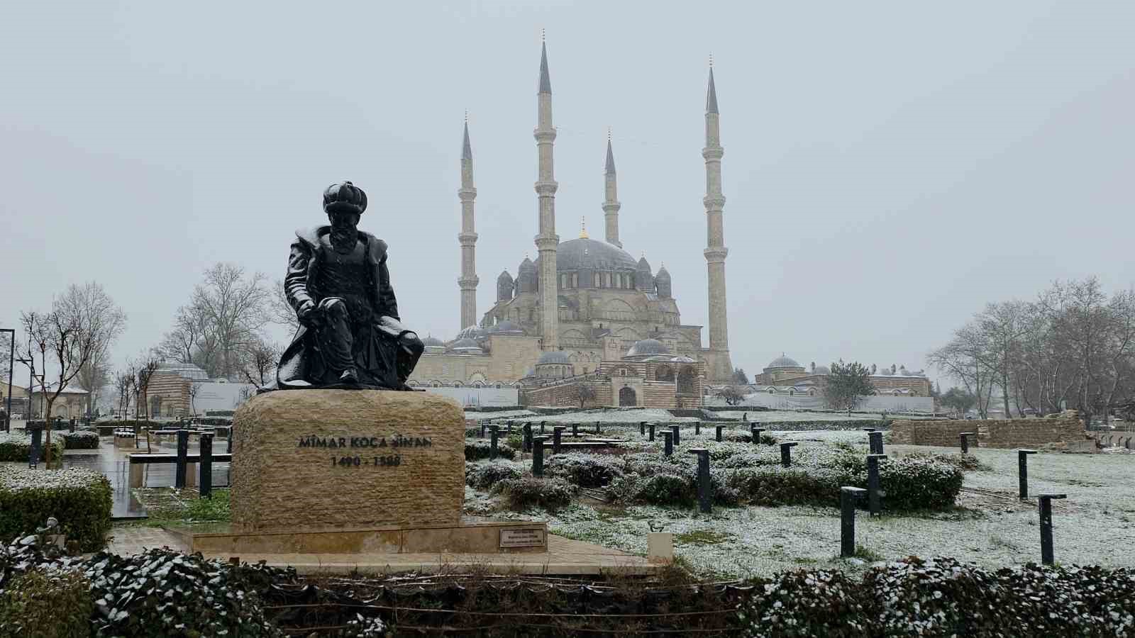 Edirne’de kar yağışı yeniden başladı
