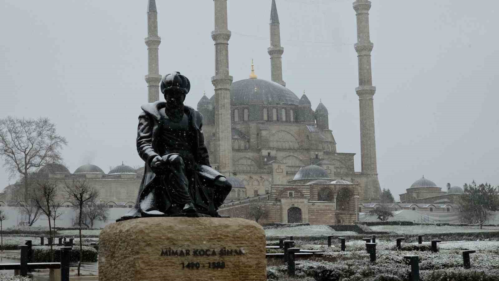Edirne’de kar yağışı yeniden başladı
