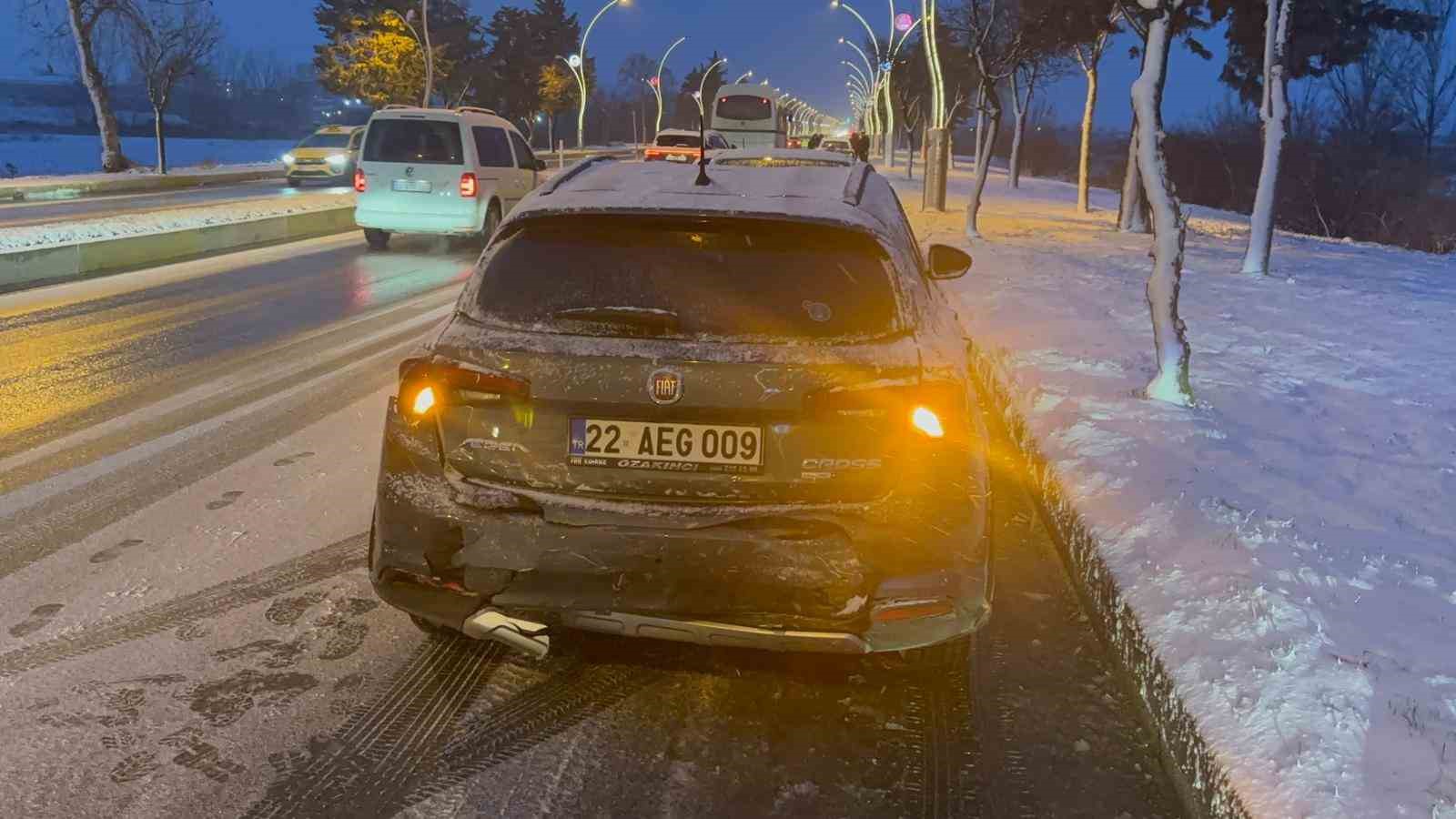 Edirne’de kar yağışında zincirleme kaza: 9 araç birbirine girdi
