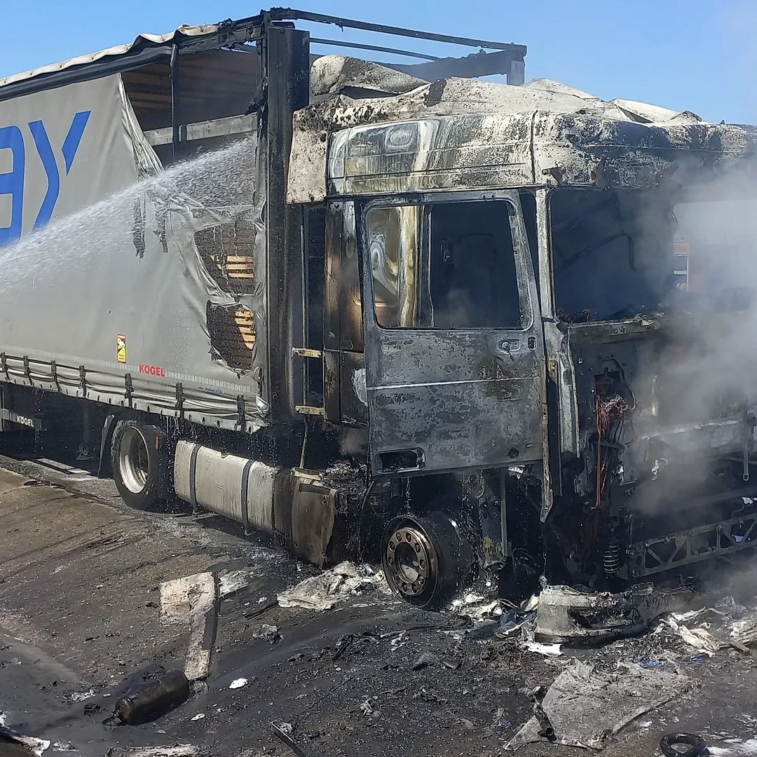 Edirne’de kereste yüklü tır yandı
